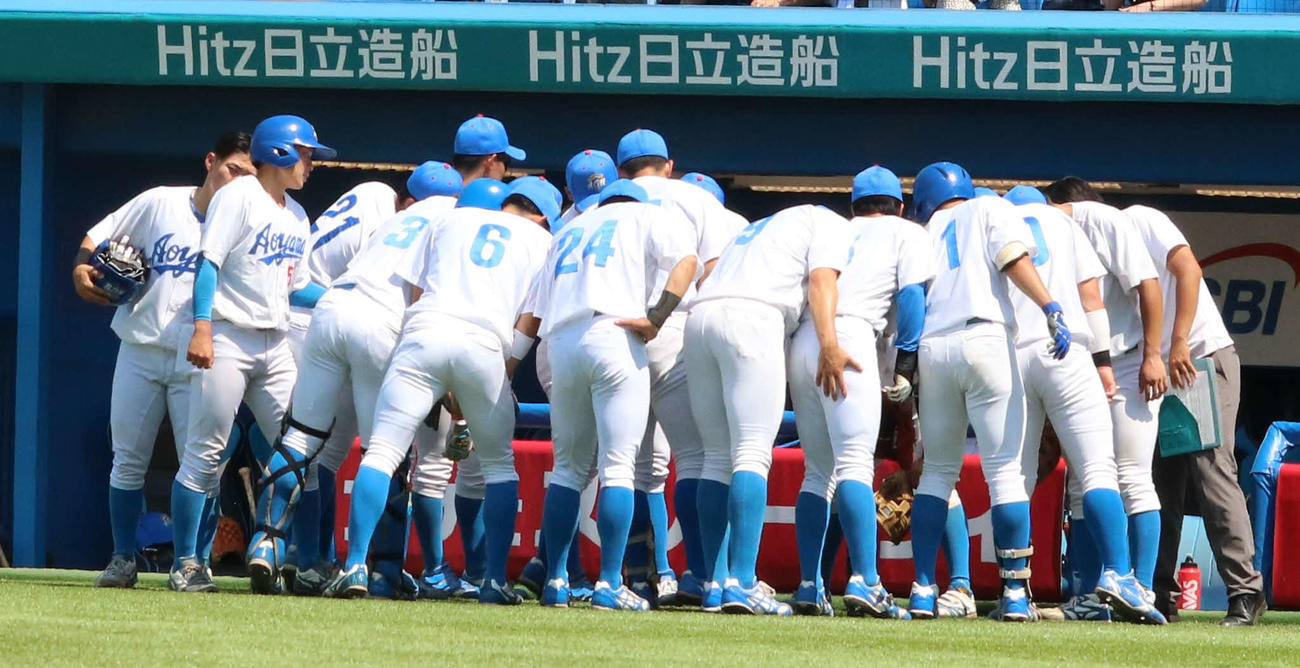 中大対青学大　8回裏の攻撃前に円陣を行う青学大ナイン（撮影・深田雄智）