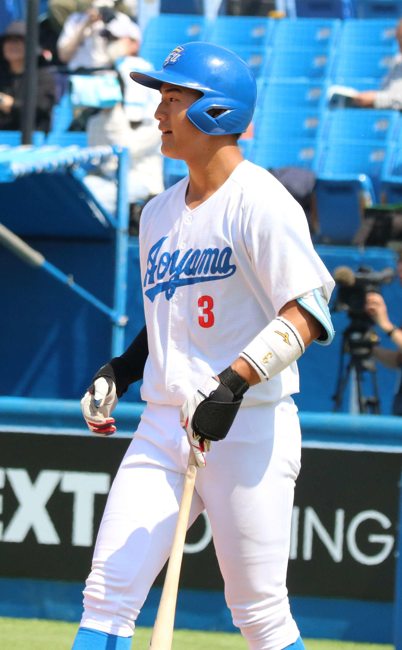 中大対青学大　9回裏2死二塁青学大、打席に立つ直前の西川（撮影・深田雄智）