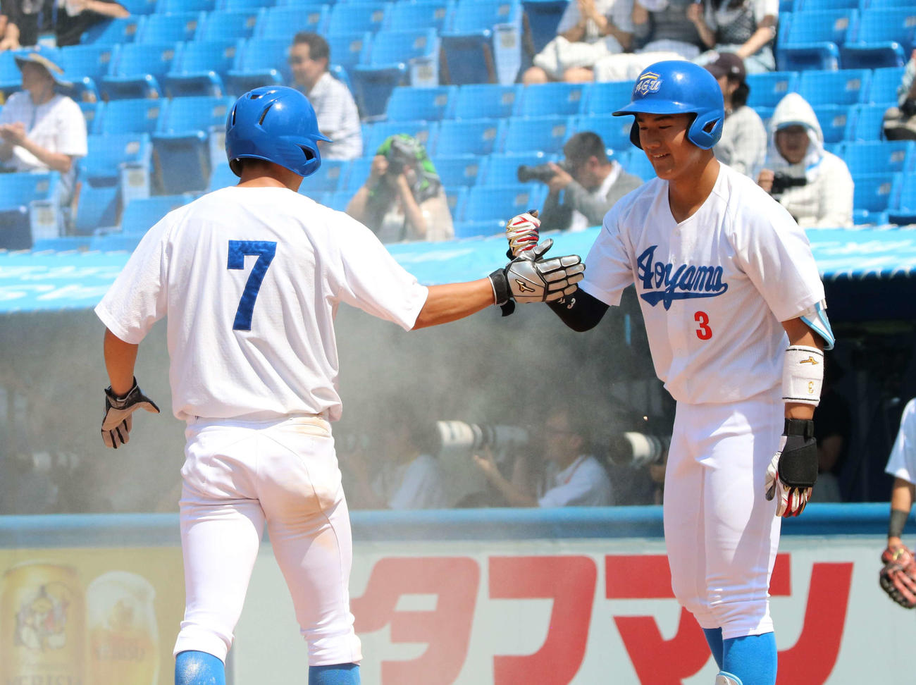 中大対青学大　9回裏2死一塁青学大、小田の適時打で本塁に生還した藤原とハイタッチする西川（撮影・深田雄智）