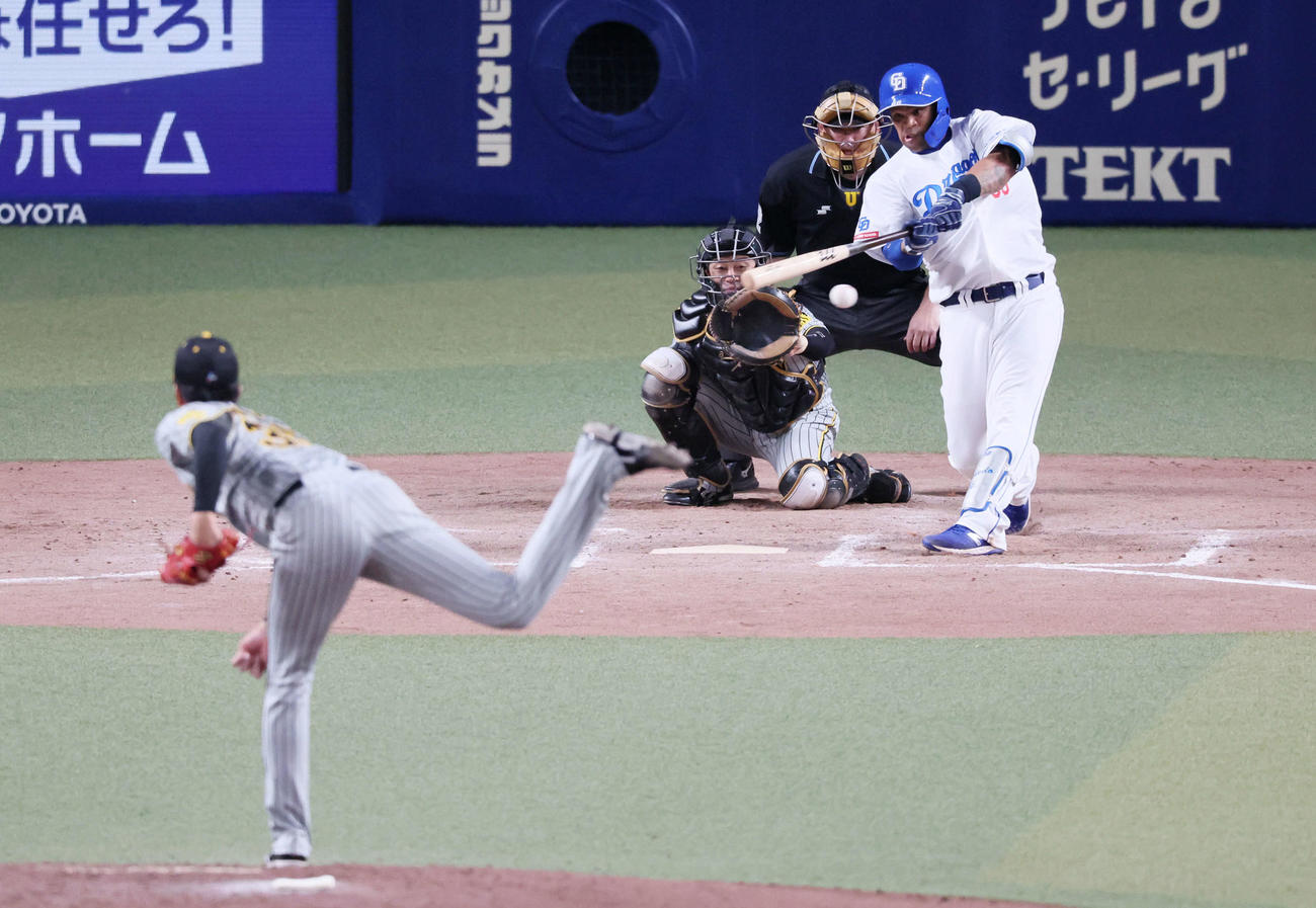 中日対阪神　9回裏中日1死、ビシエドは三塁内野安打を放ち通算1000安打達成。投手は才木（2023年9月24日撮影）