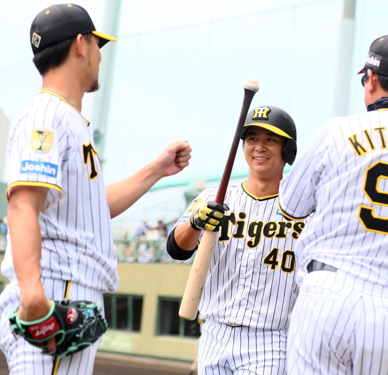 ウエスタン・リーグ　阪神対オリックス　2回裏阪神2死一塁、井坪（中央）は左越え2点本塁打を放ちベンチ前で伊藤将（左）から出迎えを受け笑顔を見せる（撮影・上山淳一）