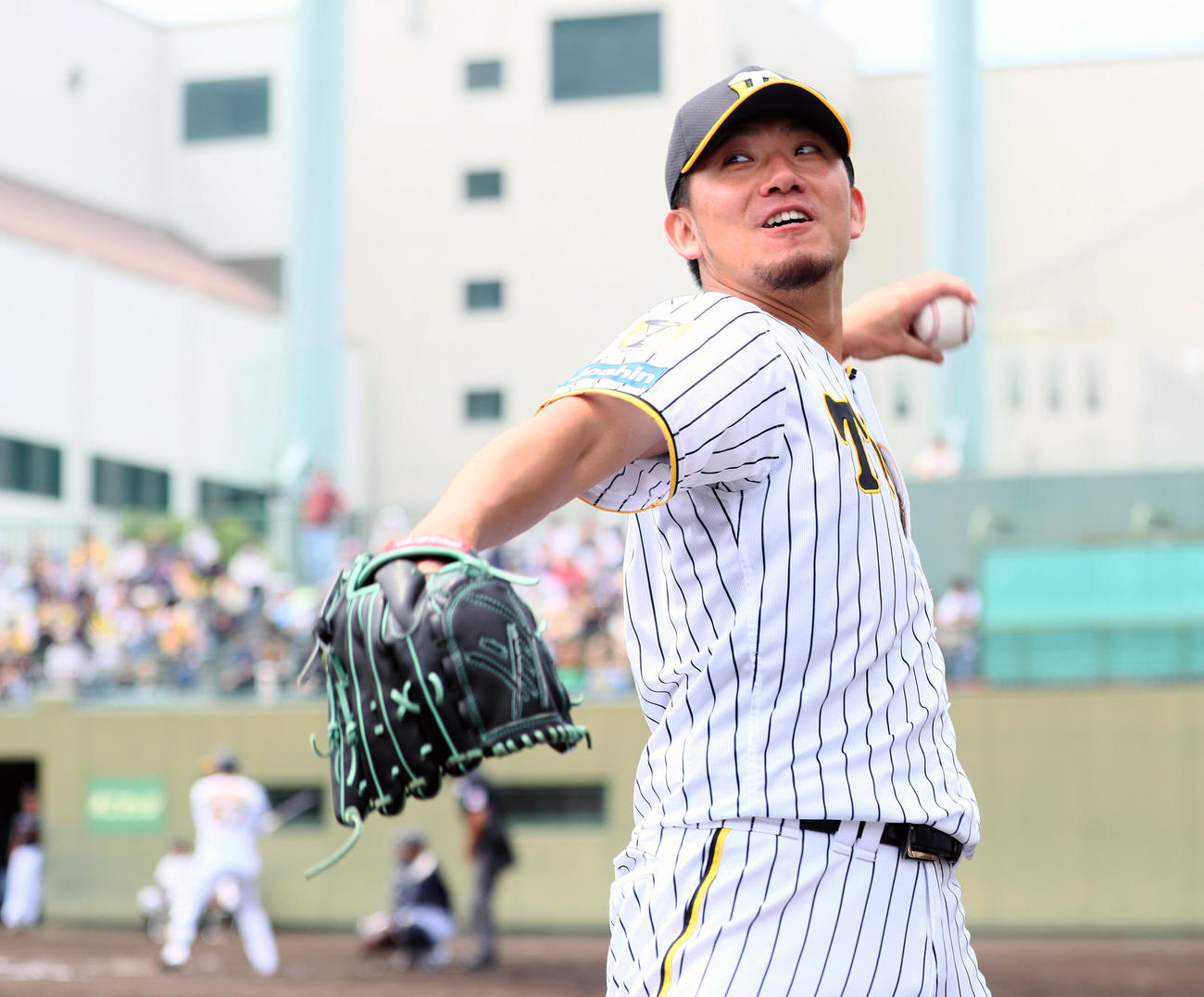 ウエスタン・リーグ　阪神対オリックス　2回裏阪神2死一塁、井坪が先制左越え2点本塁打を放ちベンチ前で笑顔を見せる伊藤将（撮影・上山淳一）