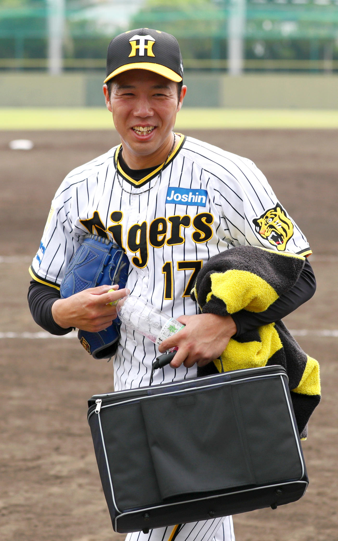 ウエスタン・リーグ　阪神対オリックス　好投した阪神青柳は笑顔でグラウンドを後にする（撮影・上山淳一）