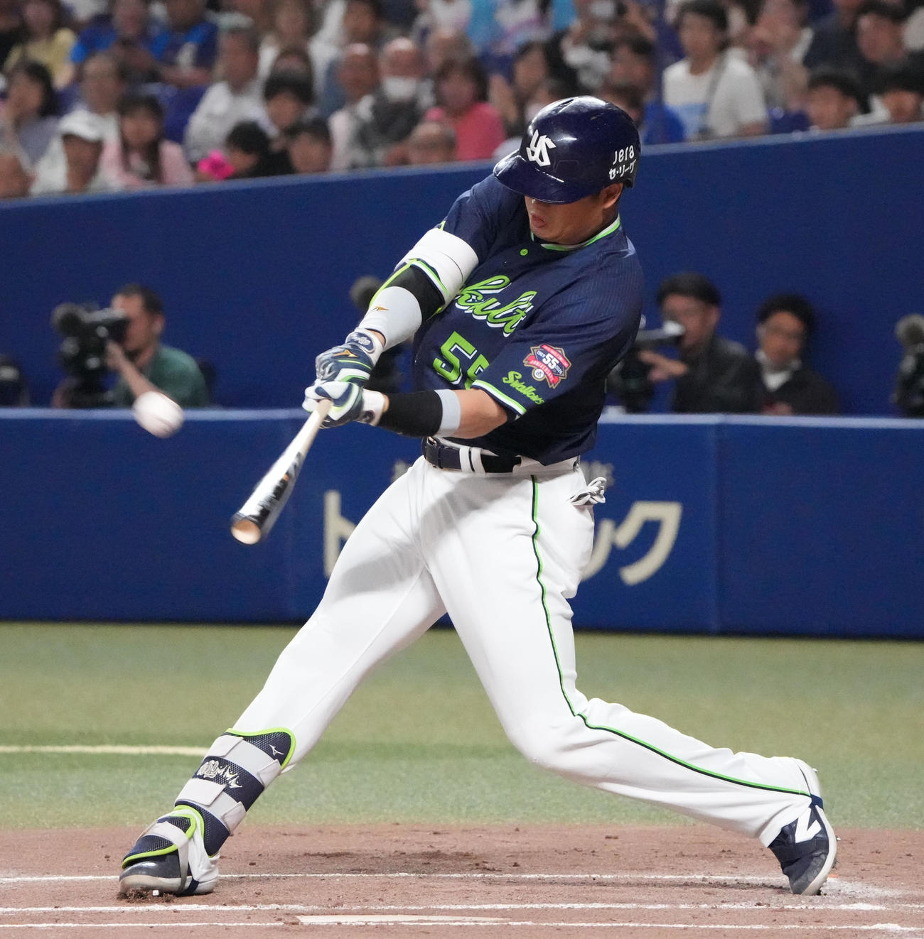 中日対ヤクルト　1回表ヤクルト2死一塁、中越え2点本塁打を放つ村上（撮影・森本幸一）