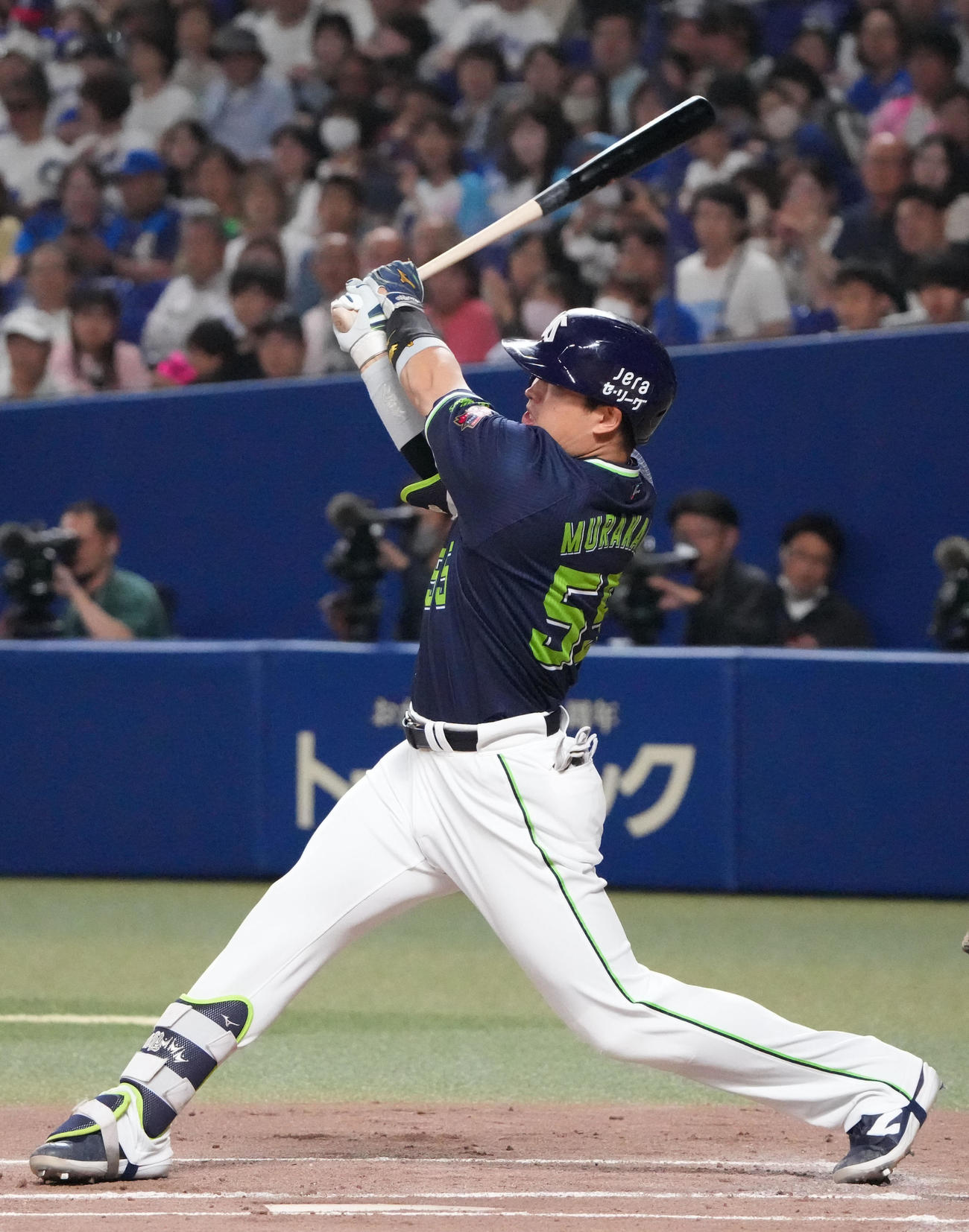 中日対ヤクルト　1回表ヤクルト2死一塁、中越え2点本塁打を放つ村上（撮影・森本幸一）