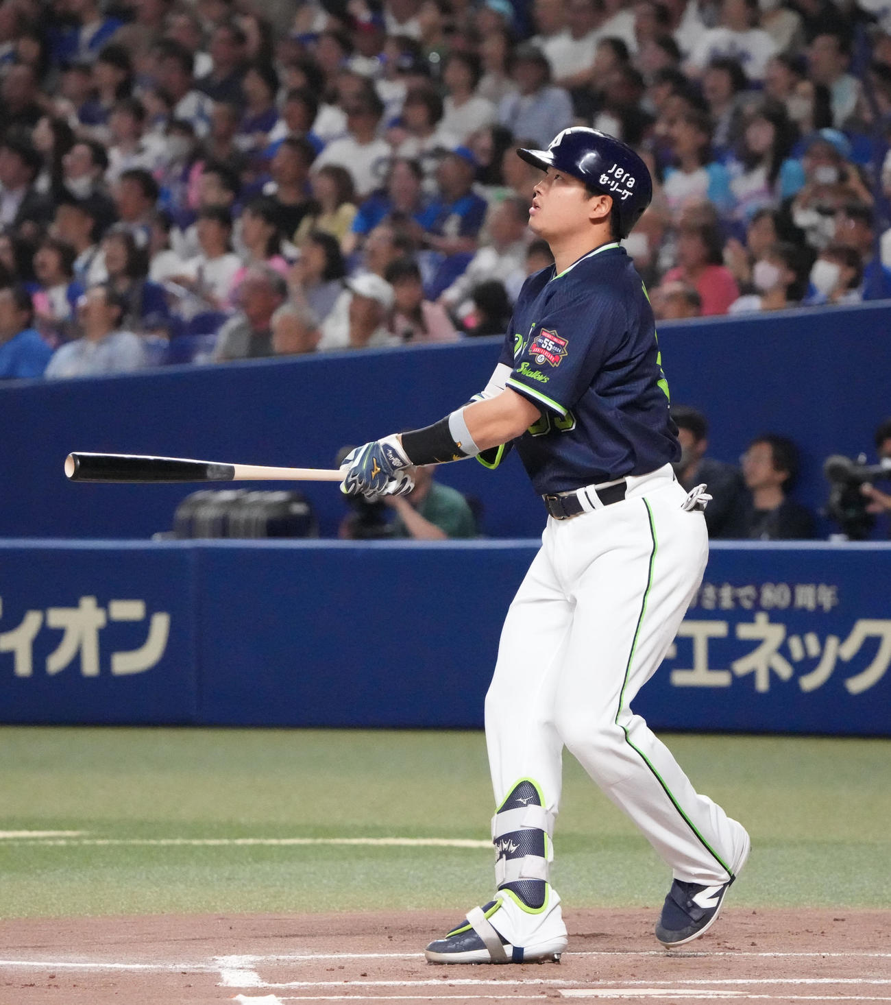 中日対ヤクルト　1回表ヤクルト2死一塁、中越え2点本塁打を放つ村上（撮影・森本幸一）
