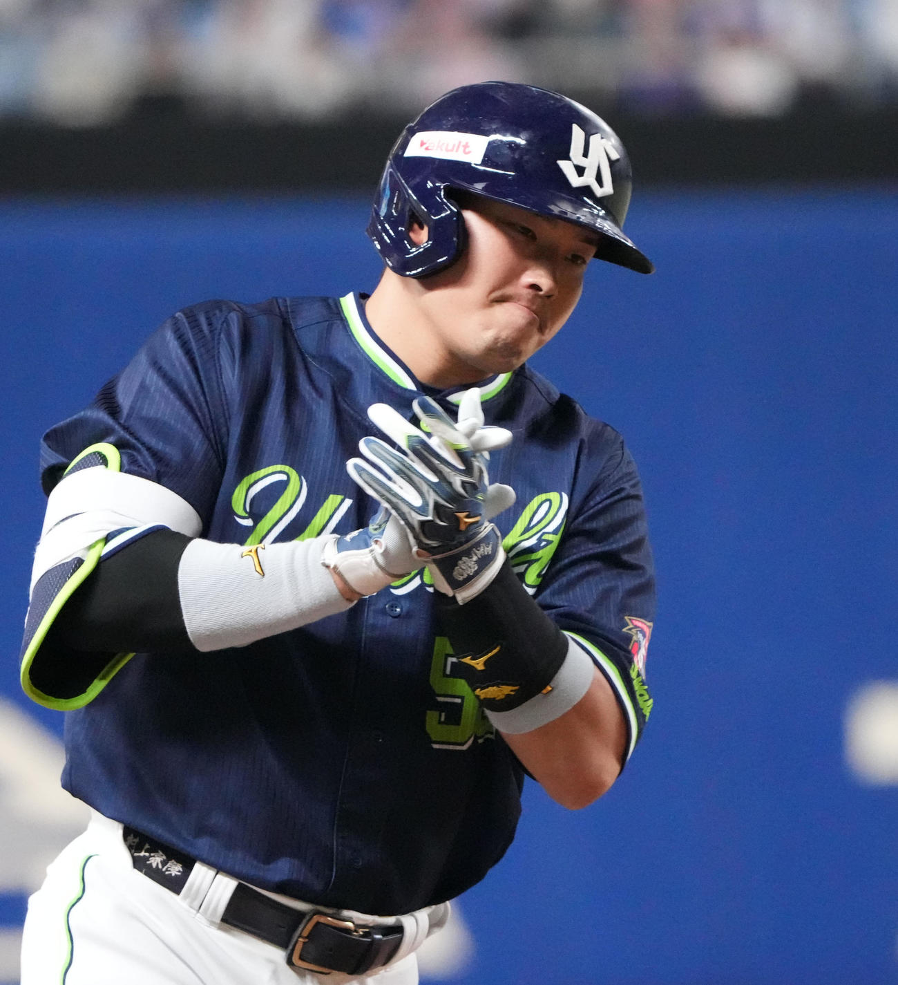 中日対ヤクルト　1回表ヤクルト2死一塁、中越え2点本塁打を放ち手を叩きながらダイヤモンドをまわる村上（撮影・森本幸一）