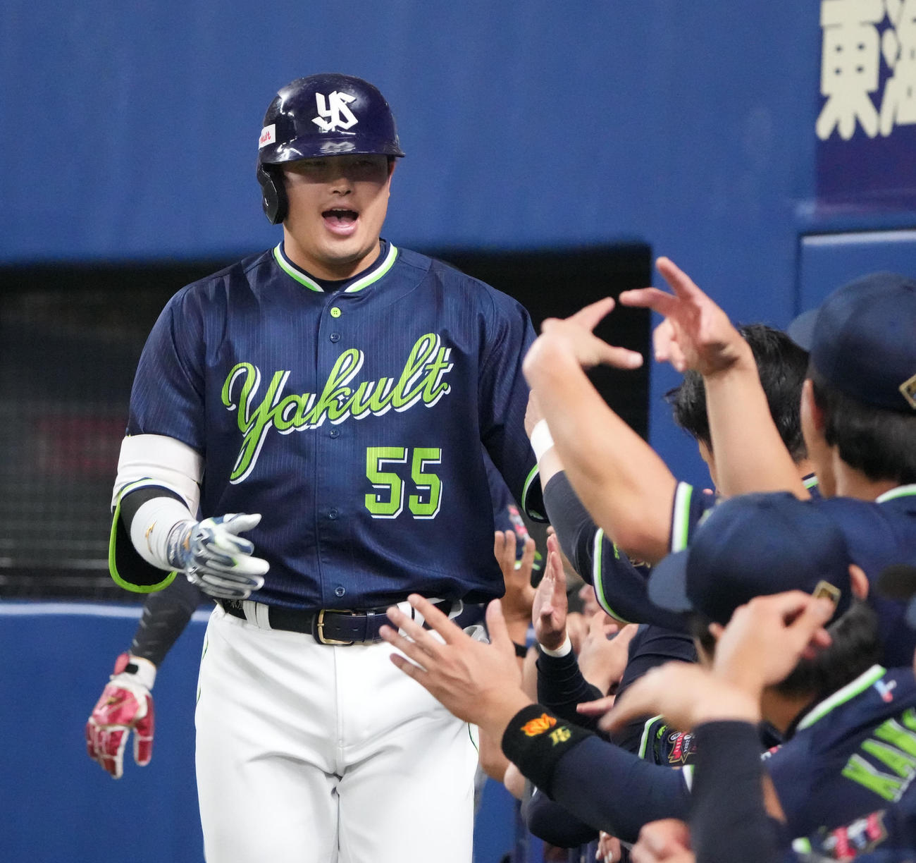 中日対ヤクルト　1回表ヤクルト2死一塁、中越え2点本塁打を放ちナインとタッチを交わす村上（撮影・森本幸一）