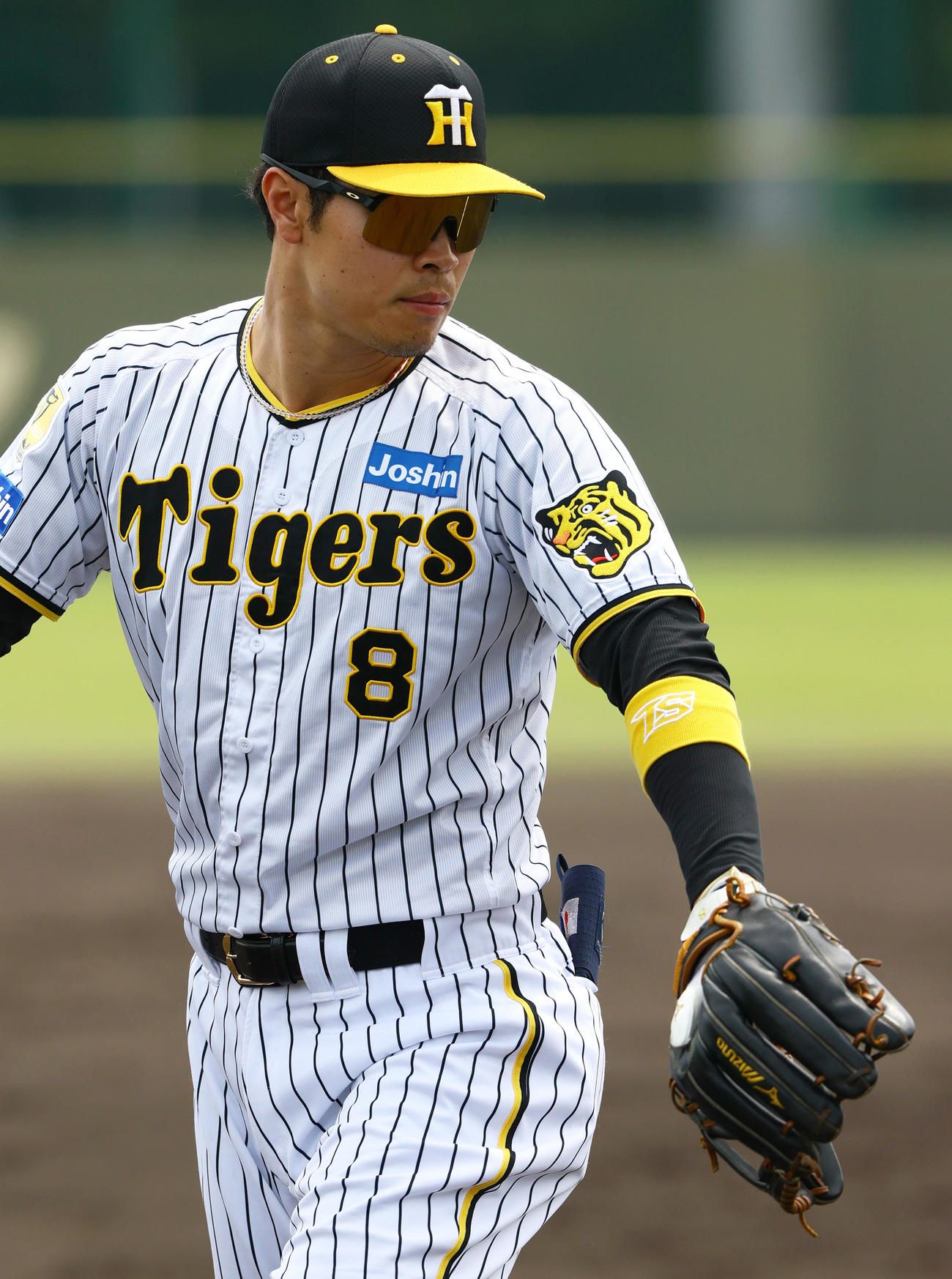 ウエスタン・リーグ　阪神対オリックス　5回表オリックス無死、三塁手佐藤輝は杉本の打球を捕球するが悪送球となる（撮影・上山淳一）