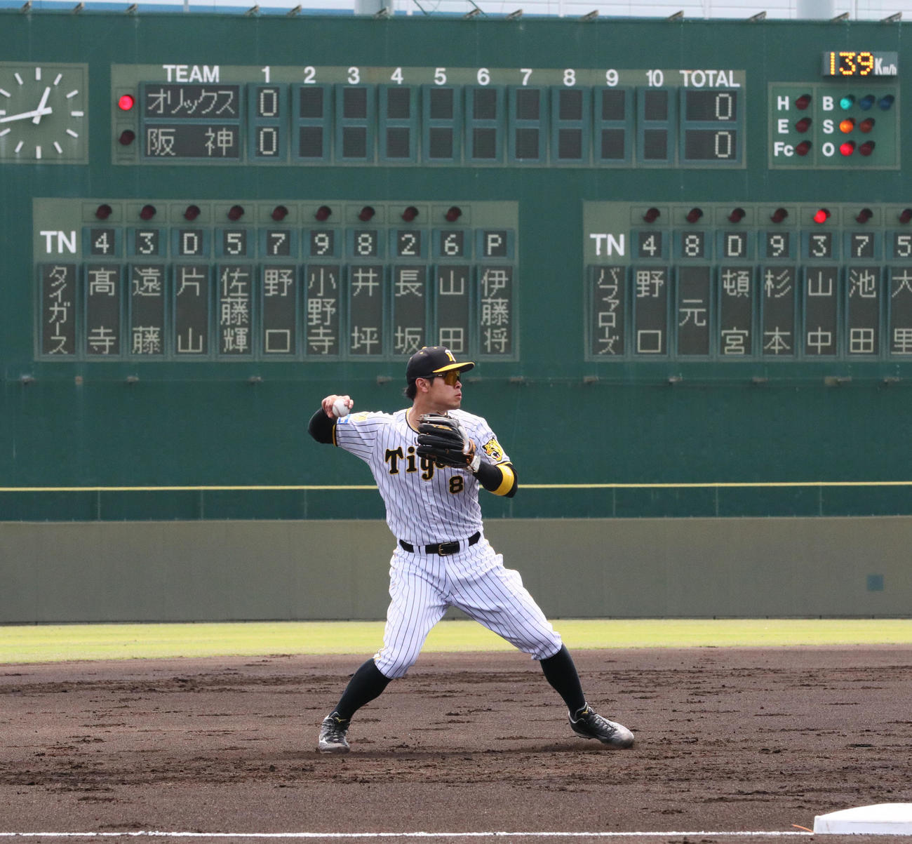 ウエスタン・リーグ　阪神対オリックス　2回表オリックス1死、三塁手佐藤輝は山中を三ゴロに仕留める（撮影・上山淳一）