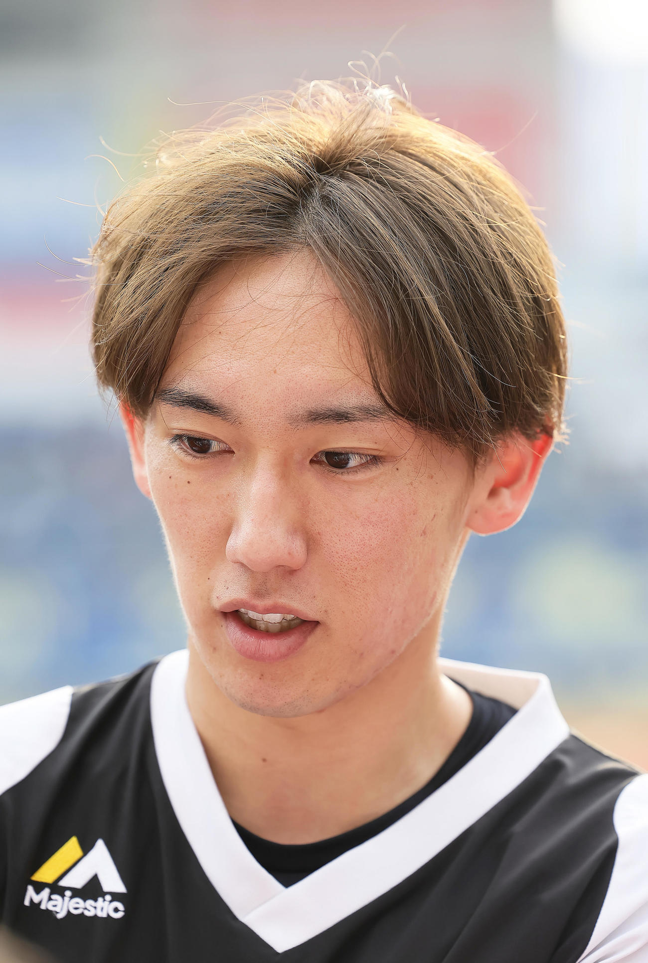 練習を終え、記者からの質問に答えるソフトバンク大津（撮影・足立雅史）