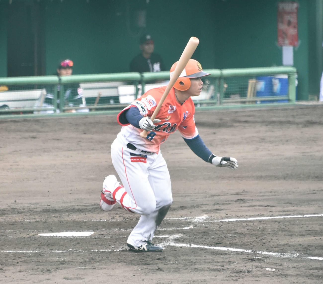 オイシックス藤原は2－2の2回裏1死満塁から右前に勝ち越し適時打を放つ（撮影・斎藤慎一郎）