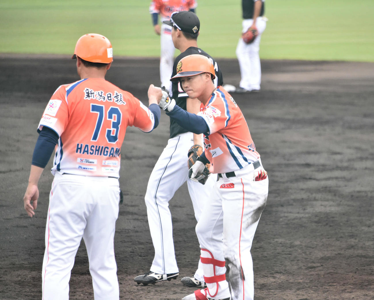 2回裏、勝ち越し適時打を放ったオイシックス藤原（右）は橋上監督とグータッチ（撮影・斎藤慎一郎）
