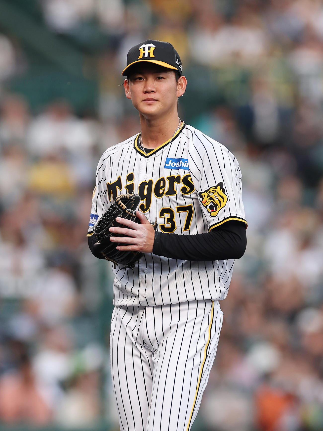 阪神対巨人　1回表巨人1死一塁、吉川を二ゴロ併殺に仕留め、グラブをたたく及川（撮影・前田充）