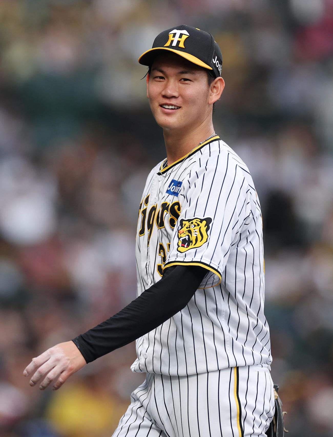 阪神対巨人　1回表巨人1死一塁、吉川を二ゴロ併殺に仕留め、笑顔を見せながらベンチへ戻る及川（撮影・前田充）