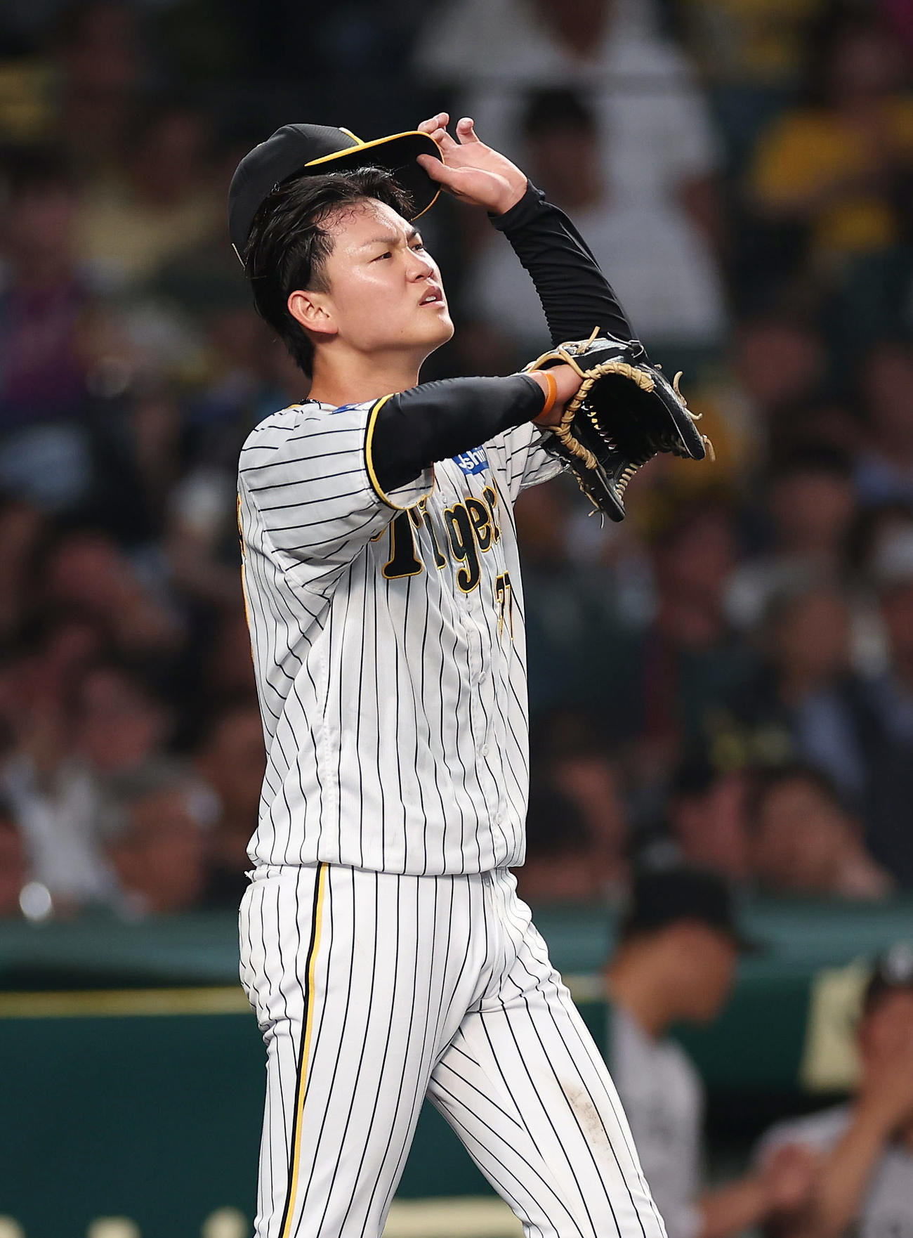 阪神対巨人　5回表巨人1死二塁、泉口に先制適時打を浴びた及川（撮影・前田充）