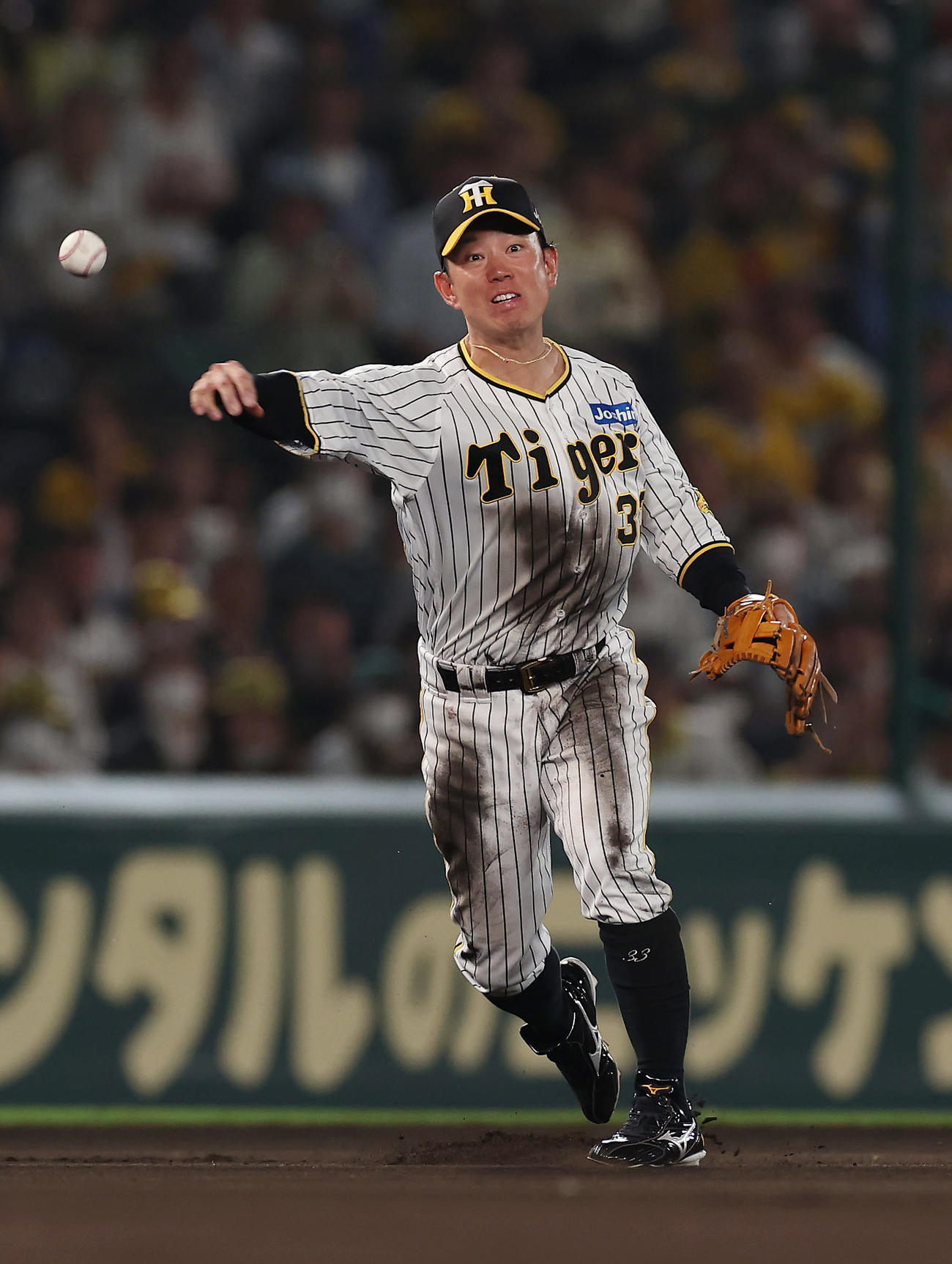 阪神対巨人　6回表巨人1死、岡本和の三ゴロで好守を見せるも送球がそれ内野安打とされる糸原（撮影・前田充）