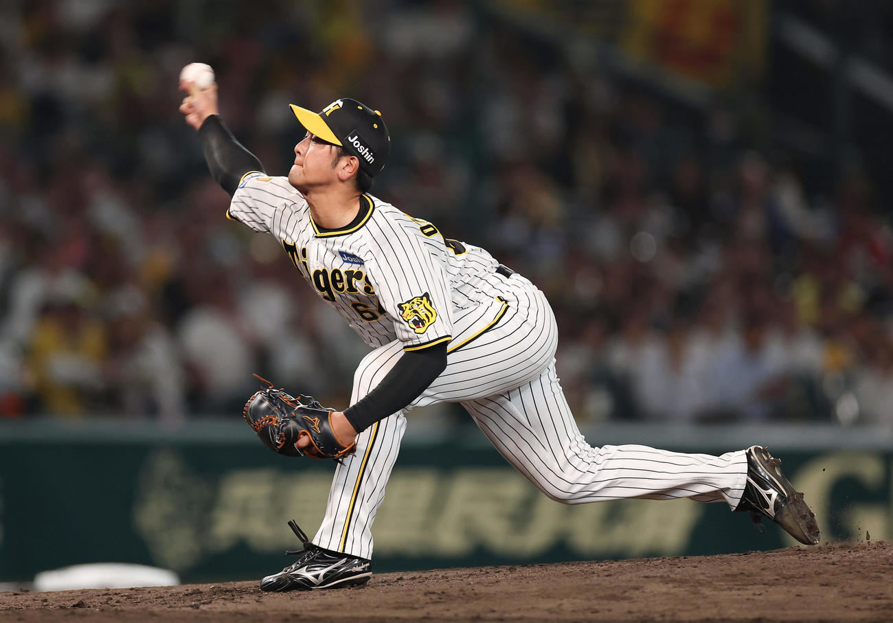 阪神対巨人　力投する阪神3番手の岡留（撮影・前田充）