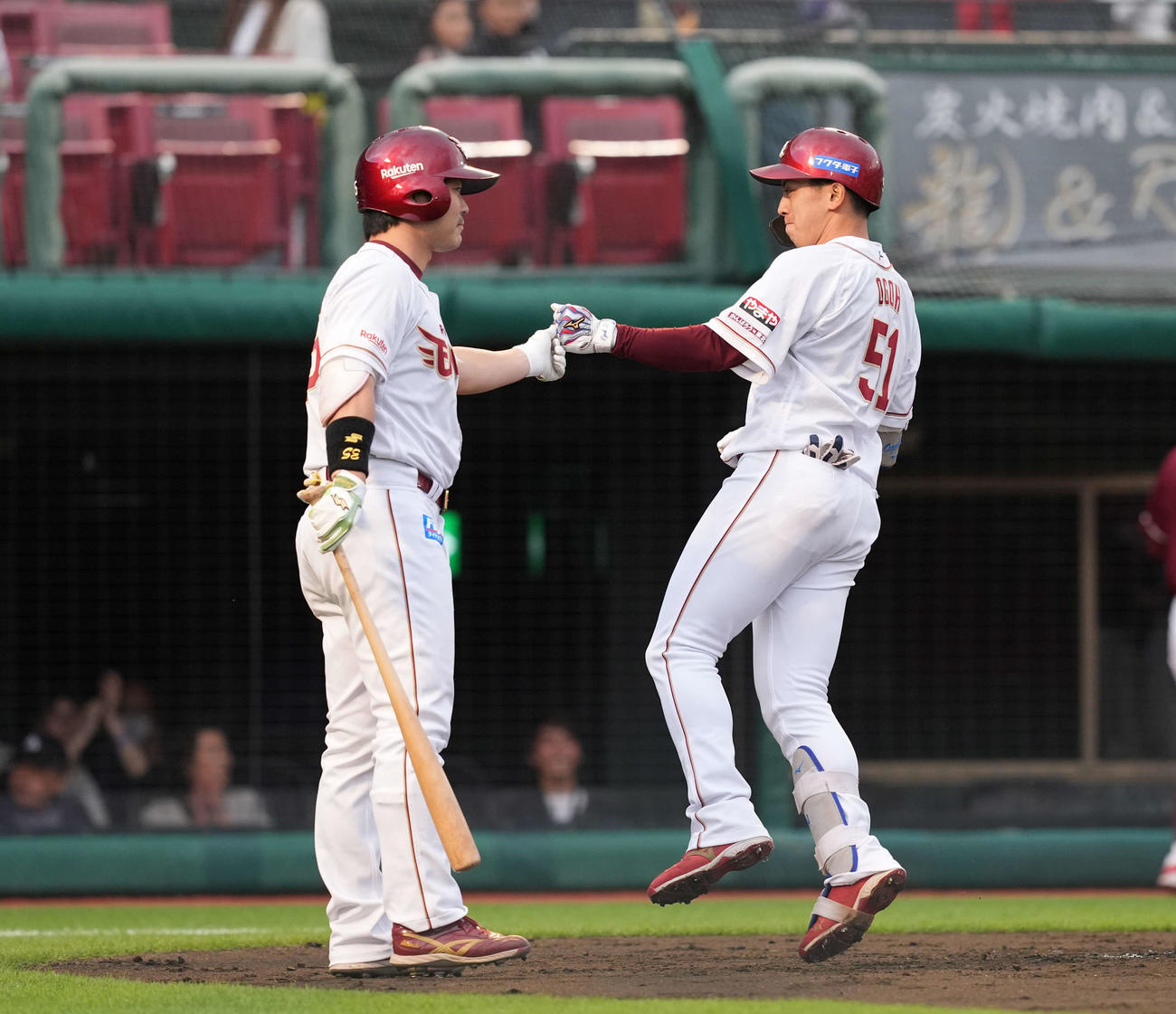 楽天対日本ハム　1回裏楽天無死、先頭打者本塁打を放ち生還する小郷（右）（撮影・井上学）
