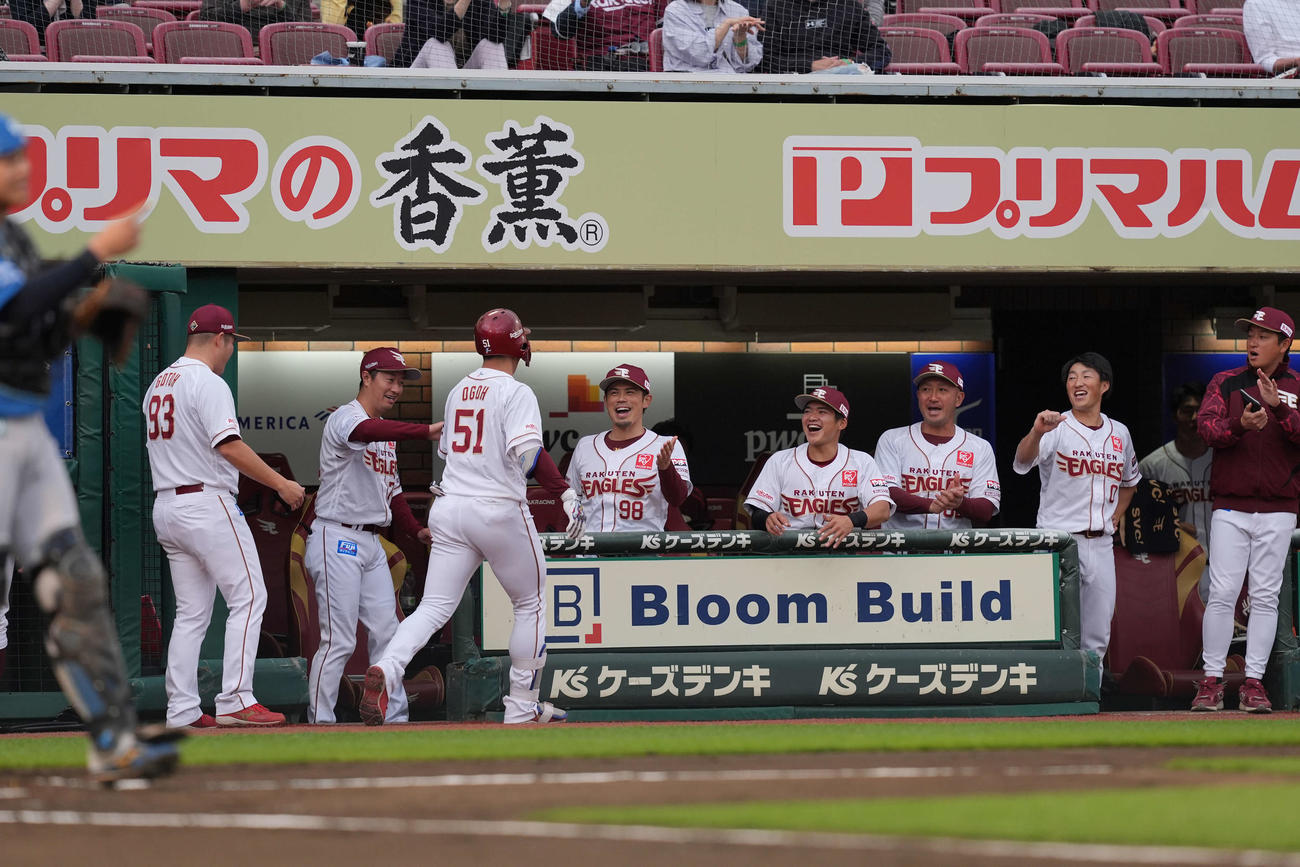 楽天対日本ハム　1回裏楽天無死、先頭打者本塁打を放ち生還した小郷（左から3人目）を出迎える今江監督（同4人目）ら楽天ナイン（（撮影・井上学）