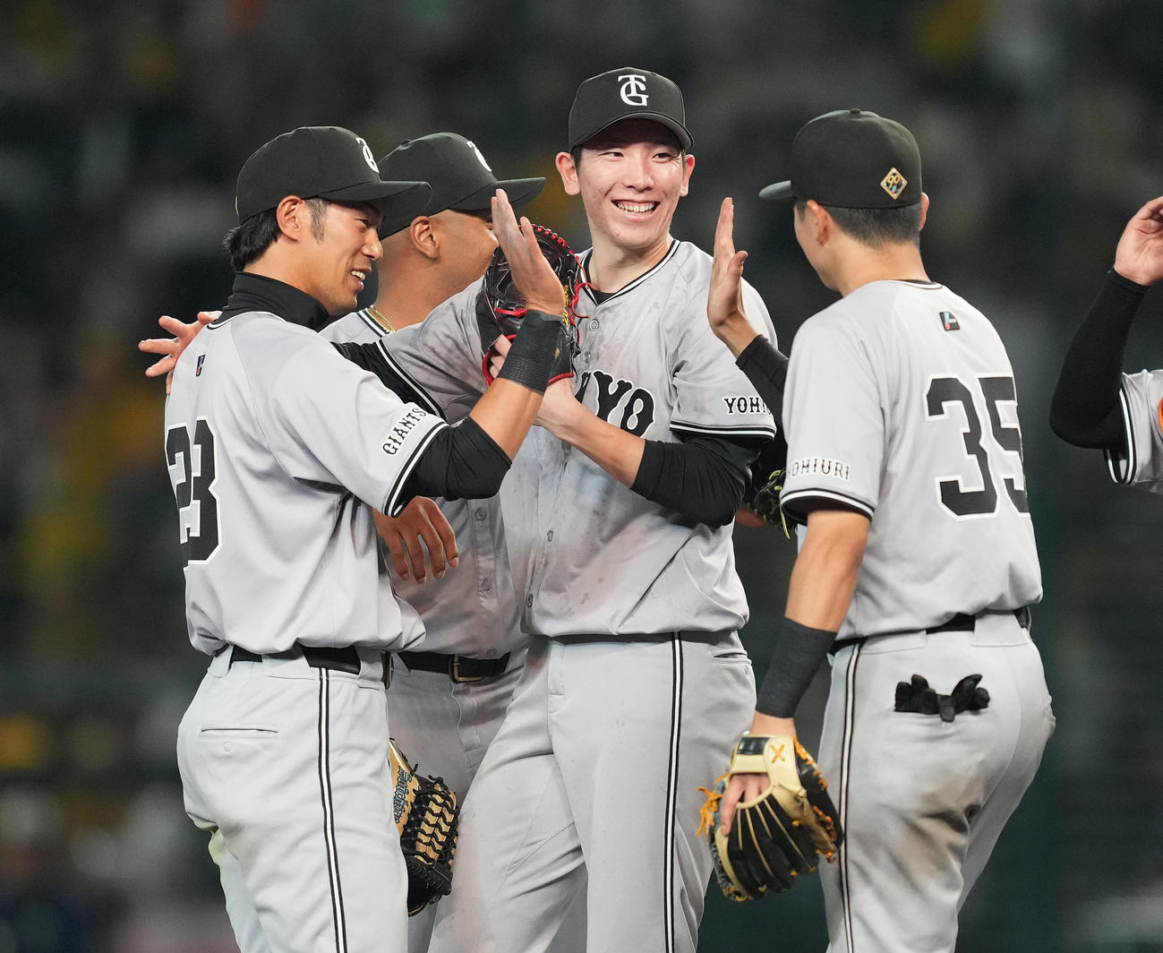 阪神対巨人　ノーヒットノーランを達成し、ナインに祝福され、笑顔を見せる戸郷（中央）（撮影・菅敏）