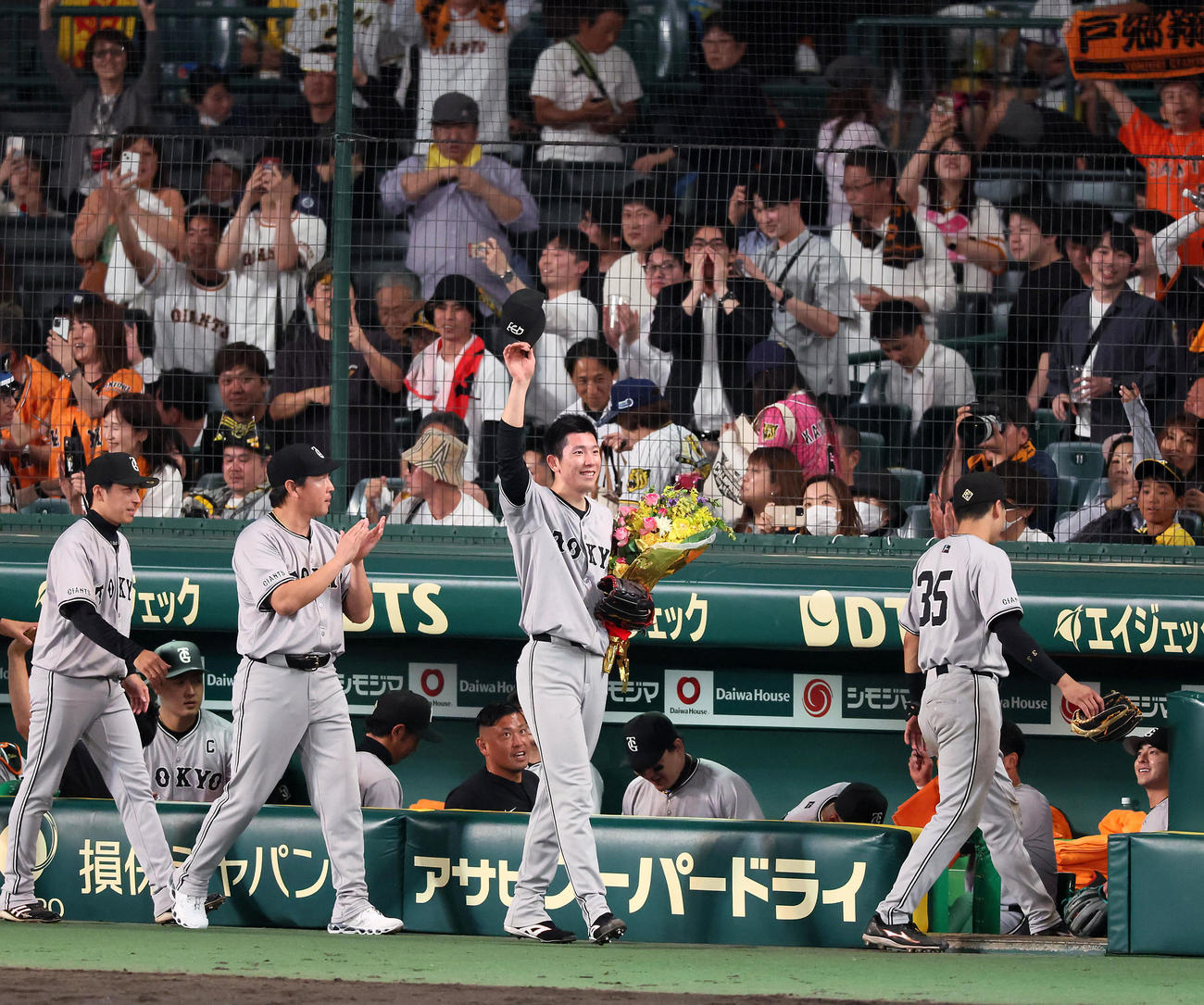 阪神対巨人　ノーヒットノーランを達成した戸郷は花束を手にスタンドへあいさつする（撮影・加藤哉）