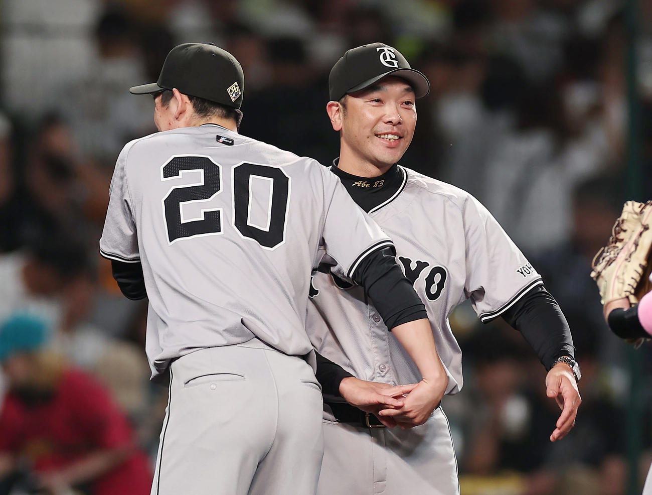 阪神対巨人　ノーヒットノーランを達成した巨人戸郷（左）を笑顔で迎える阿部監督（撮影・前田充）