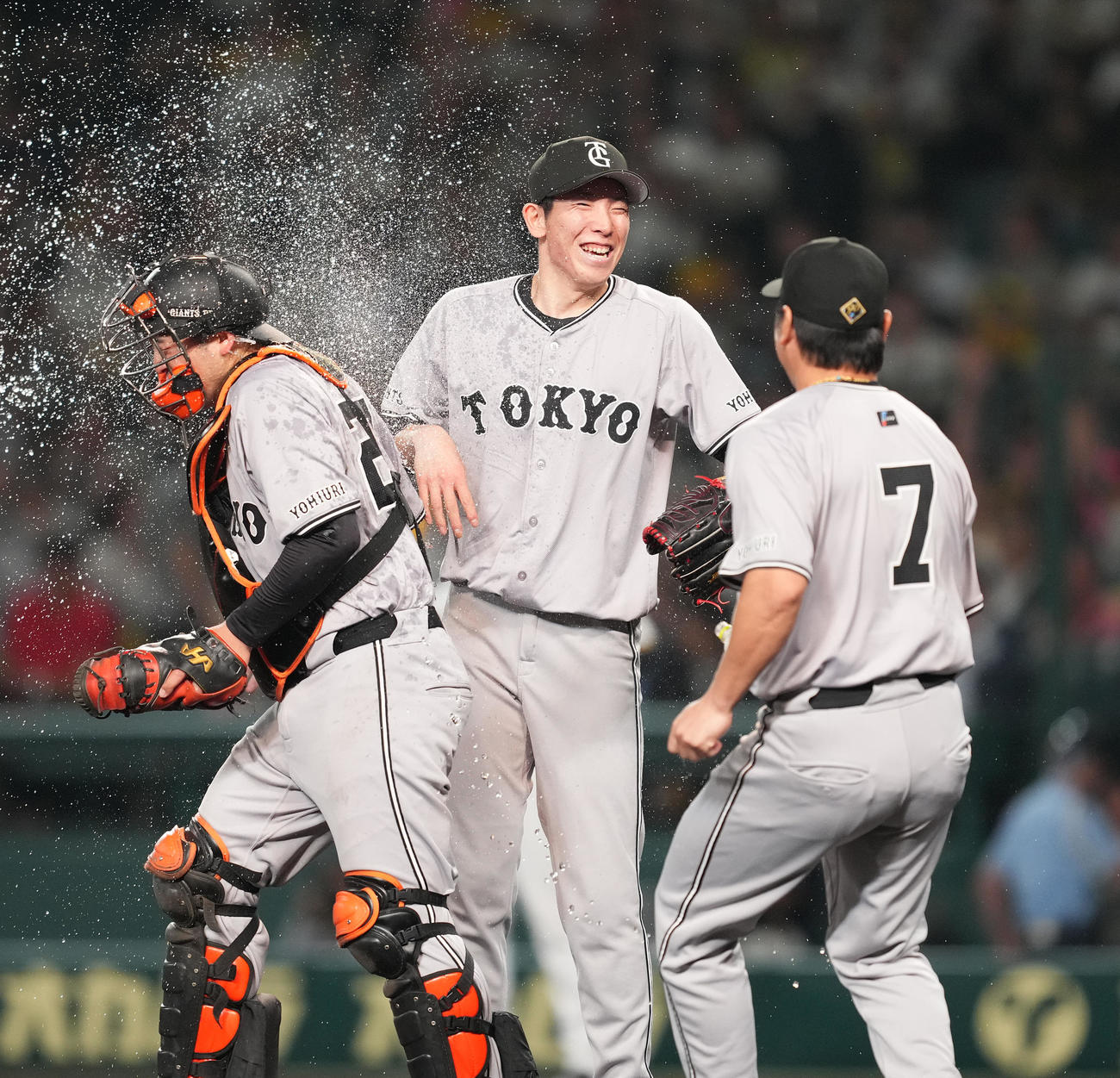 阪神対巨人　ノーヒットノーランを達成し、長野（右）から手荒い祝福を受ける戸郷（中央）（撮影・菅敏）