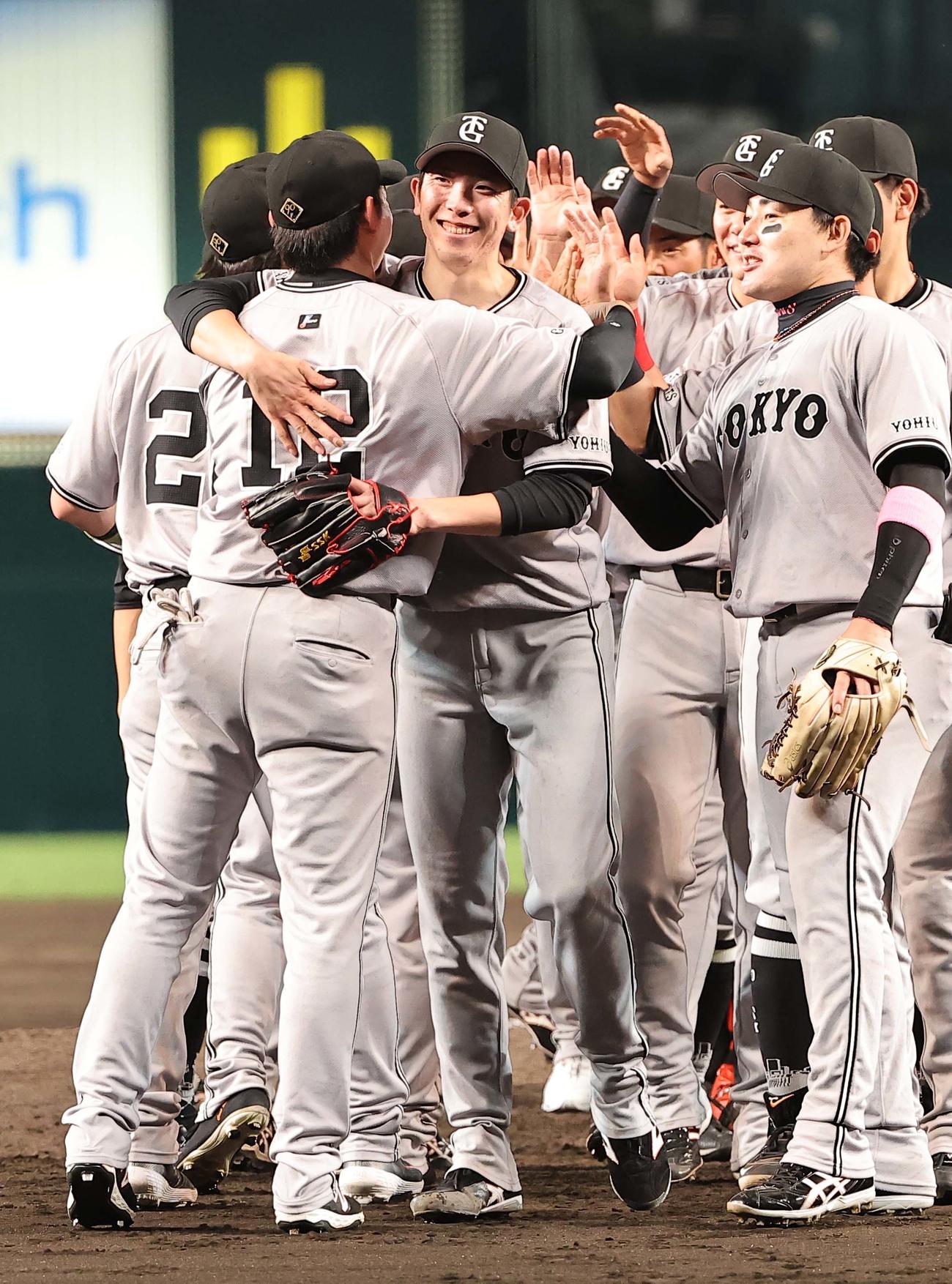 阪神対巨人　ノーヒットノーランを達成した戸郷（中央）はナインと抱き合って喜ぶ（撮影・上田博志）
