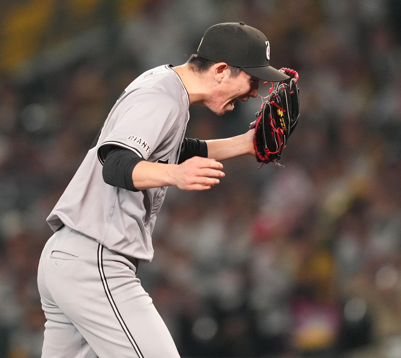 阪神対巨人　ノーヒットノーランを達成し、雄たけびを上げる巨人戸郷（撮影・菅敏）