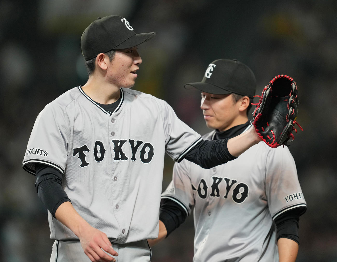 阪神対巨人　5回の投球を終え、笑顔を見せる戸郷（撮影・菅敏）