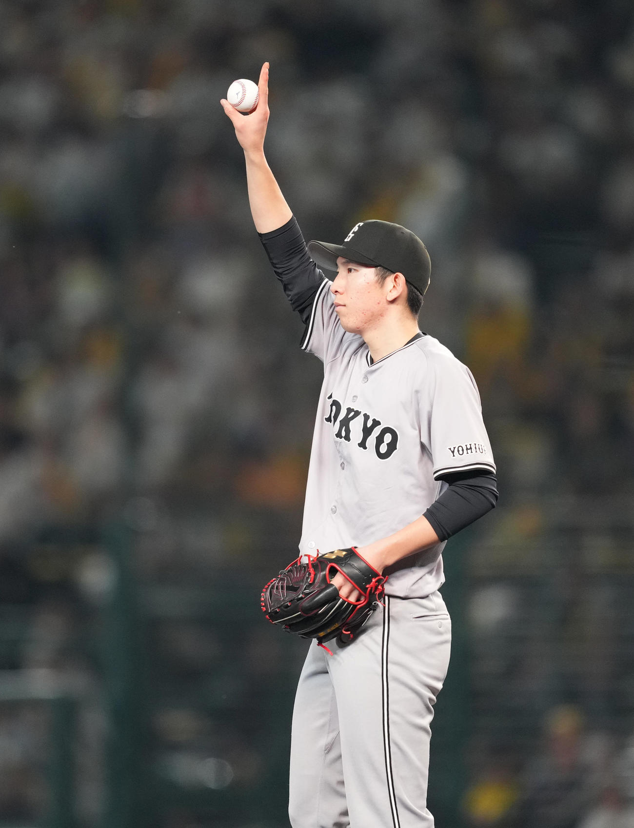 阪神対巨人　6回裏阪神無死、木浪の左飛を好捕した長野に向かってポーズをとる戸郷（撮影・菅敏）