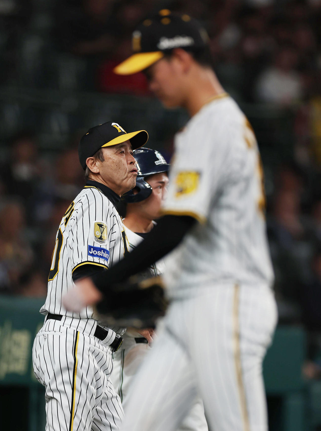 阪神対巨人　5回表巨人1死一塁、投手交代を告げる岡田監督。手前は降板となった及川（撮影・前田充）