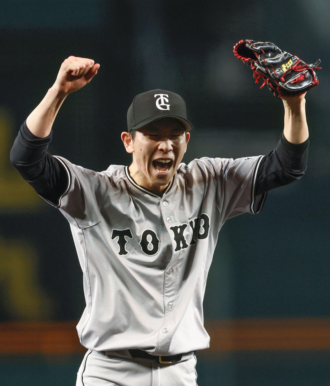 阪神戦で史上89人目のノーヒットノーランを達成し、ガッツポーズする巨人の戸郷翔征（共同）