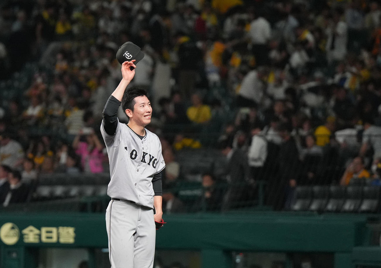 阪神対巨人　ノーヒットノーランを達成し、ファンの歓声に応える巨人戸郷（撮影・菅敏）
