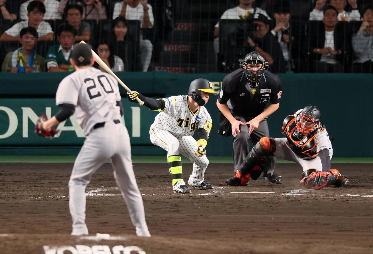 阪神対巨人　9回裏阪神2死二塁、中野は三振に倒れる。投手は戸郷（撮影・加藤哉）