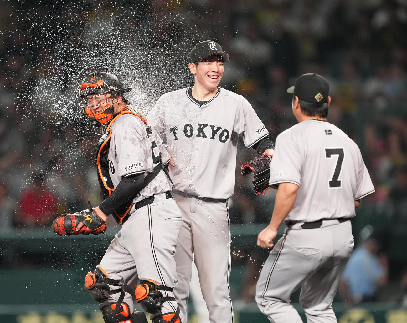 阪神対巨人　ノーヒットノーランを達成し、長野（右）から手荒い祝福を受ける戸郷（撮影・菅敏）
