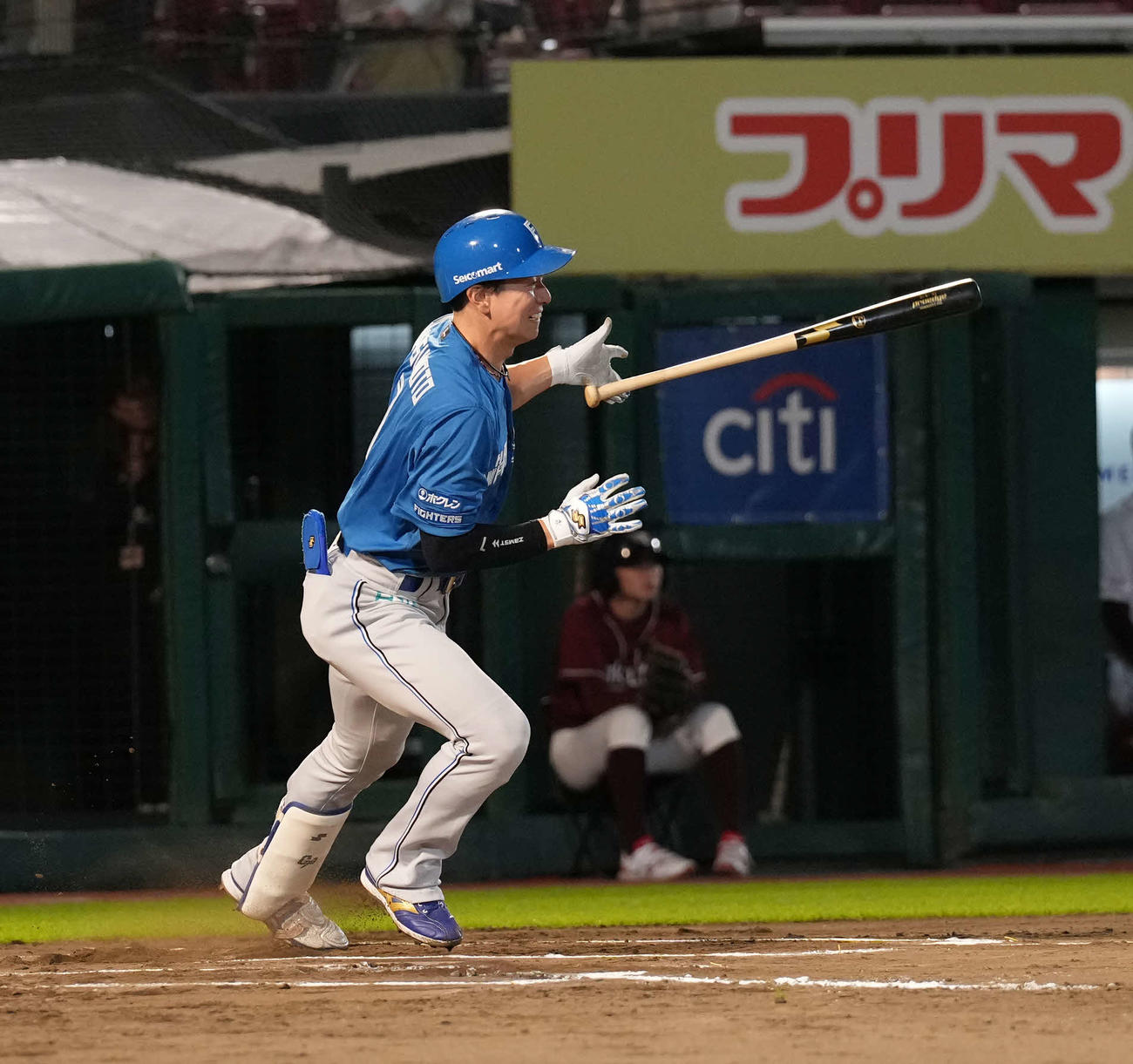 楽天対日本ハム　10回表日本ハム2死三塁、適時打を放つ松本剛（撮影・井上学）