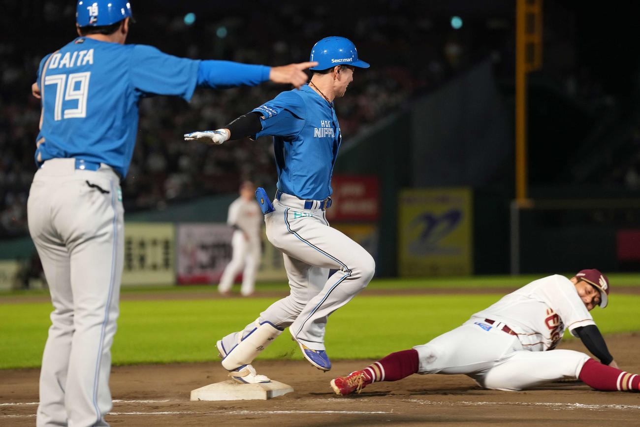 楽天対日本ハム　10回表日本ハム2死三塁、適時打を放つ松本剛（撮影・井上学）