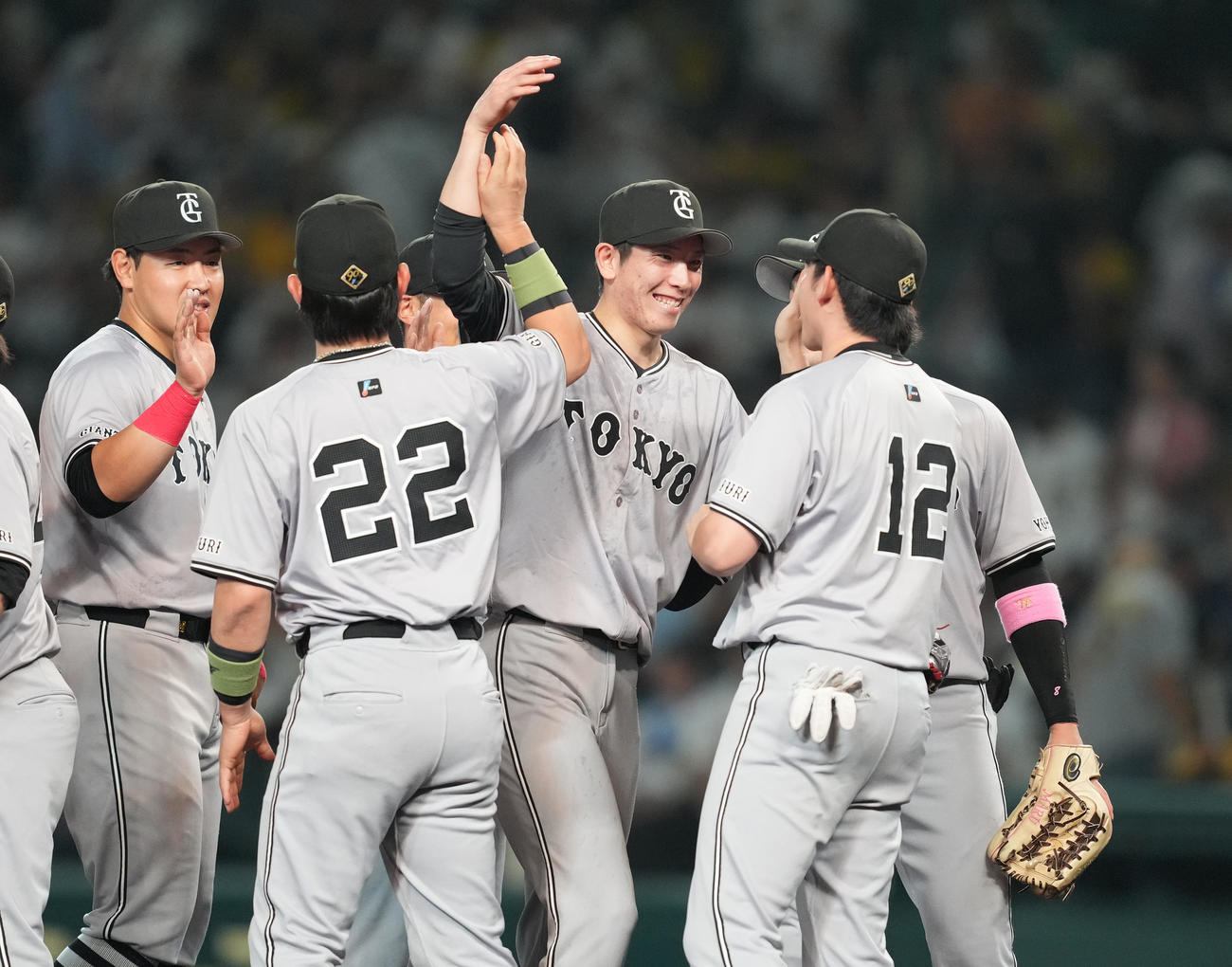 阪神対巨人　ノーヒットノーランを達成し、ナインに祝福され、笑顔を見せる戸郷（中央）（撮影・菅敏）