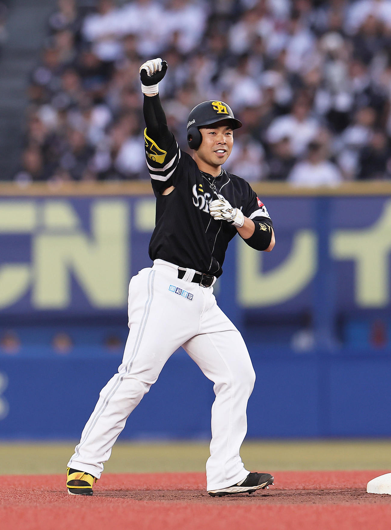 ロッテ対ソフトバンク　1回表ソフトバンク2死一、二塁、近藤は先制適時二塁打を放ちガッツポーズ（撮影・足立雅史）