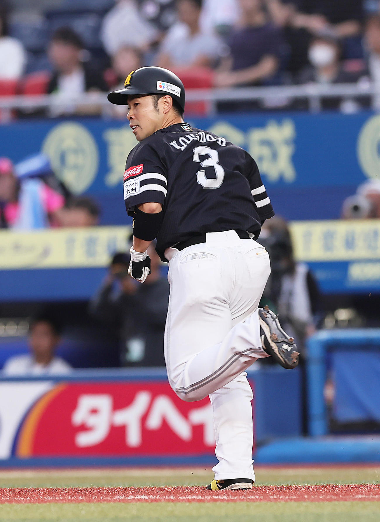 ロッテ対ソフトバンク　1回表ソフトバンク2死一、二塁、近藤は先制適時二塁打を放つ（撮影・足立雅史）