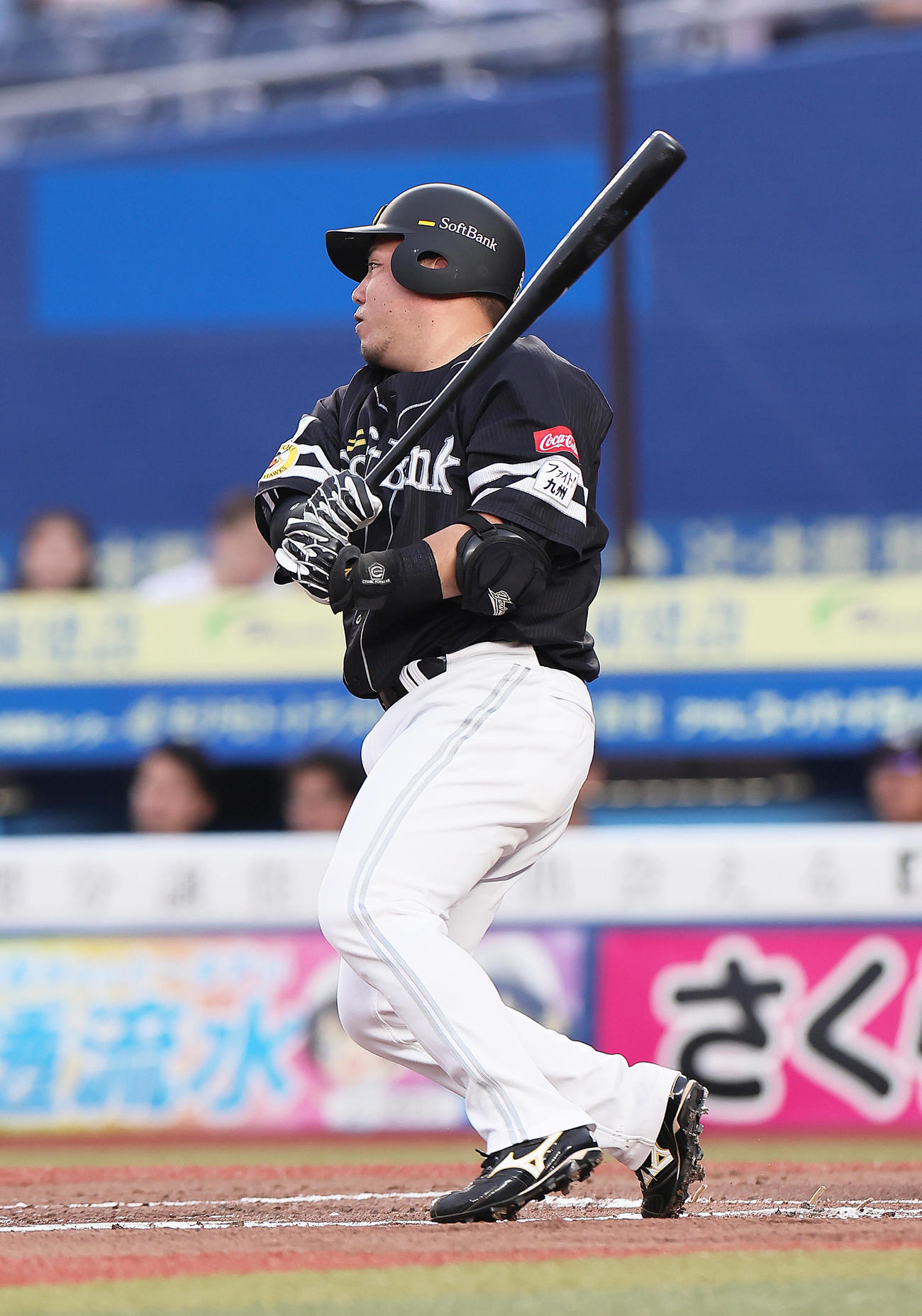ロッテ対ソフトバンク　1回表ソフトバンク2死一塁、山川は右前打を放つ（撮影・足立雅史）