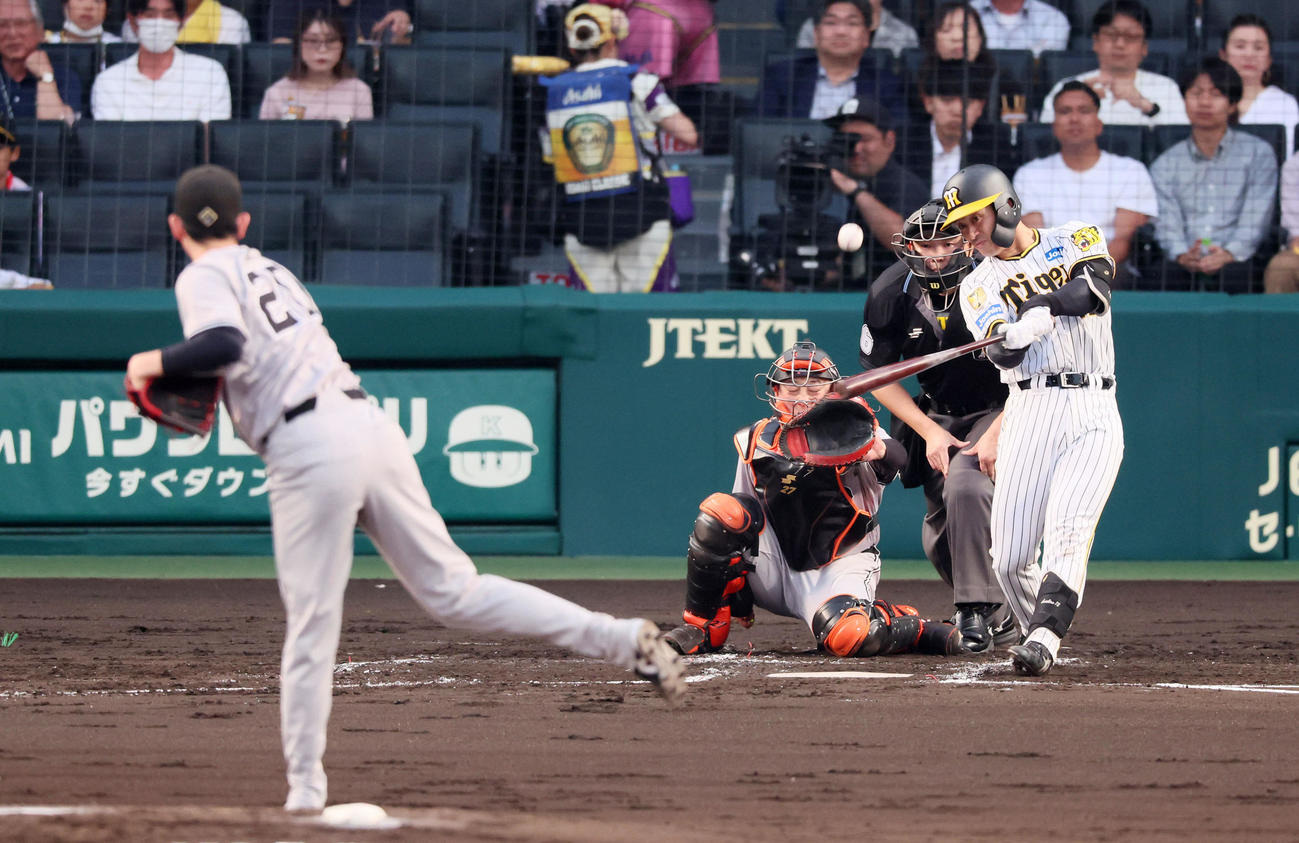 阪神対巨人　3回裏阪神無死、坂本は中飛を打ち上げる。投手は戸郷（撮影・加藤哉）