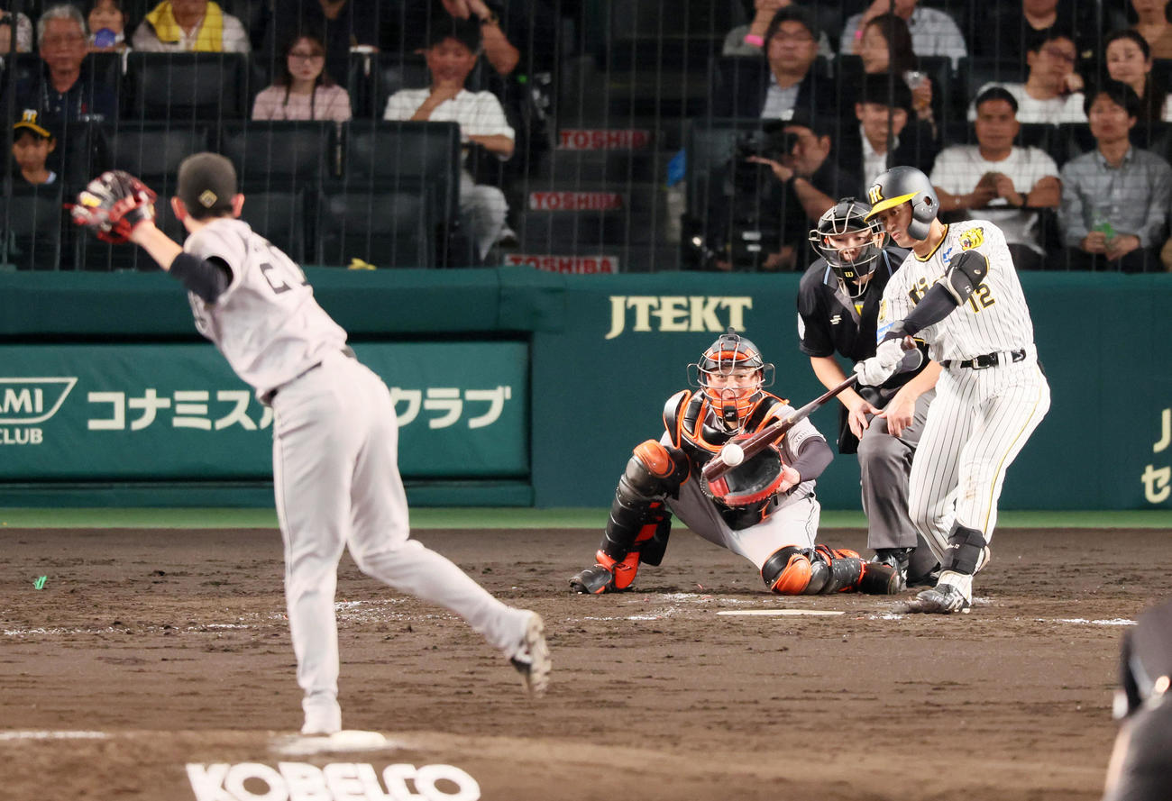 阪神対巨人　5回裏阪神1死一塁、坂本は三ゴロ併殺打に終わる。投手は戸郷（撮影・加藤哉）