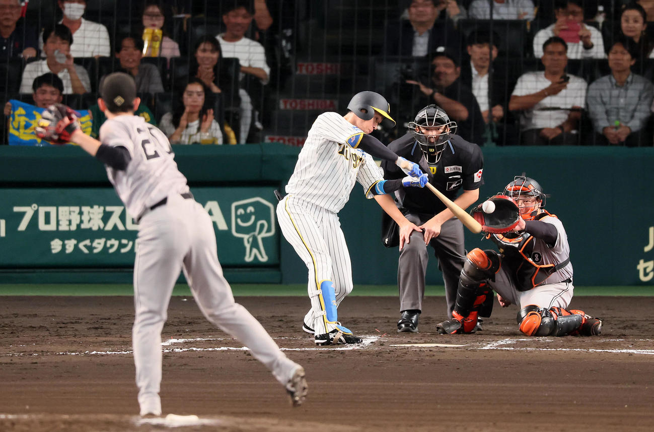 阪神対巨人　6回裏阪神2死、近本は三振に倒れる。投手は戸郷（撮影・加藤哉）