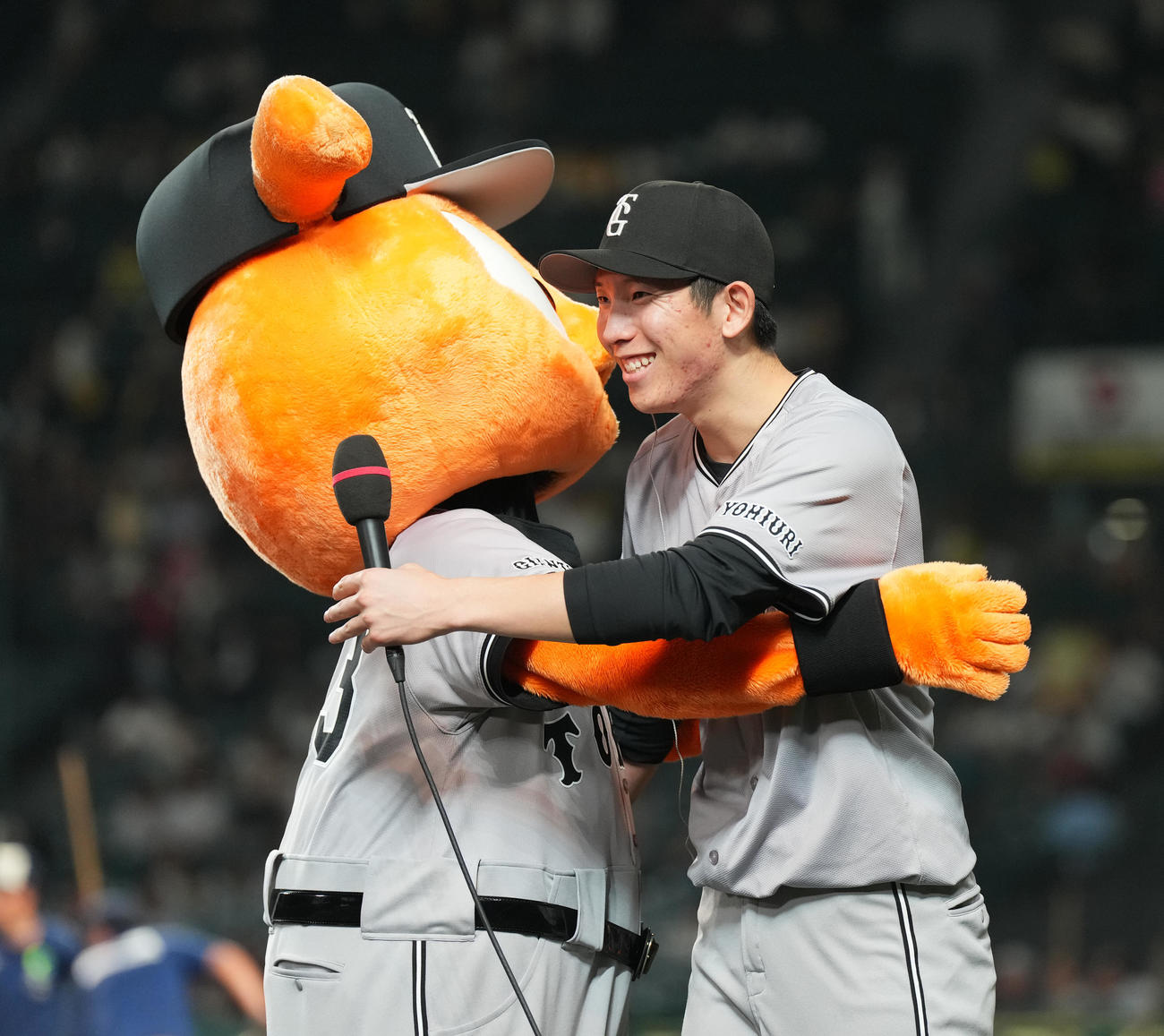 阪神対巨人　ノーヒットノーランを達成し、ジャビットに祝福される巨人戸郷（右）（撮影・菅敏）