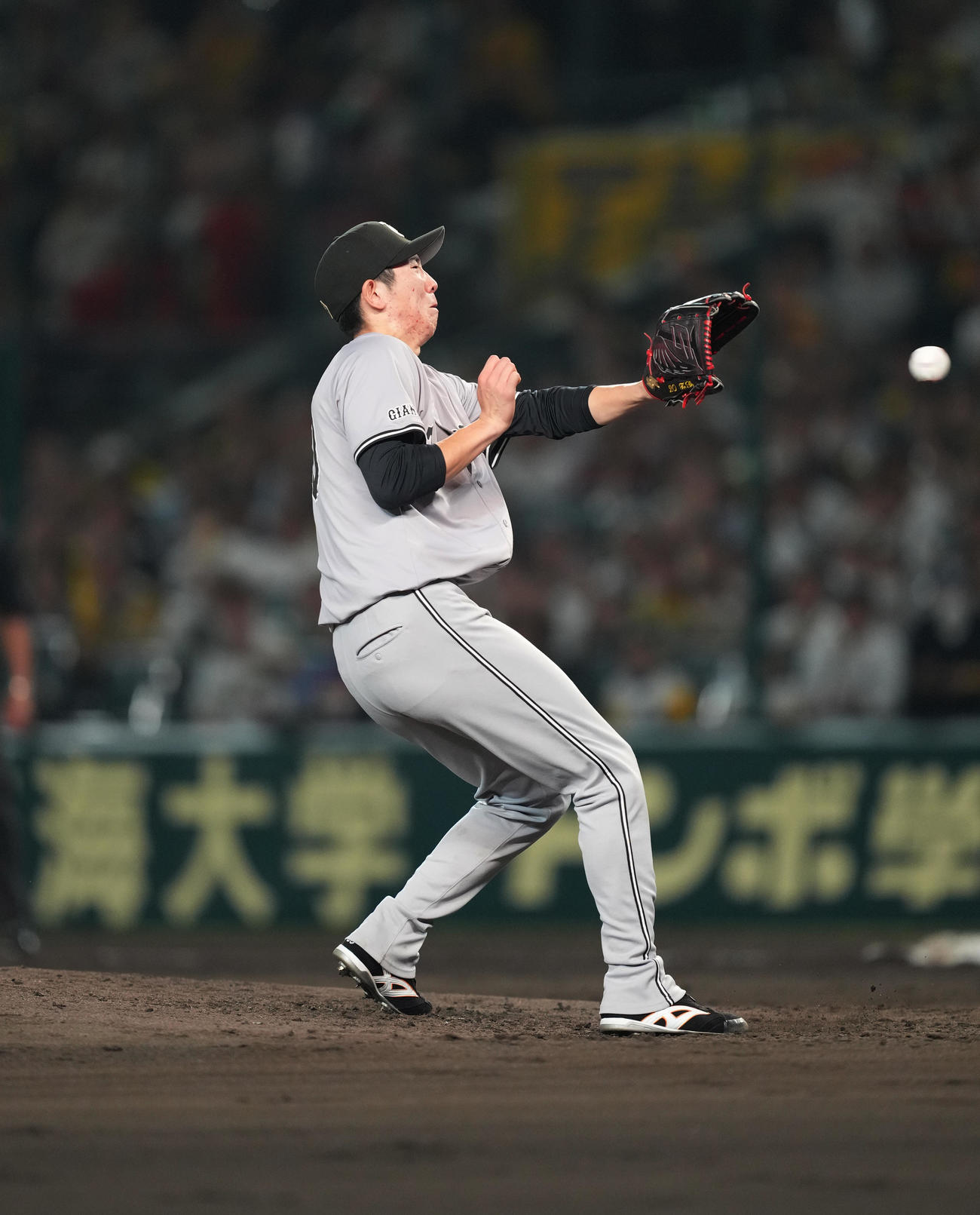 阪神対巨人　7回裏阪神2死、大山の投直を好捕する戸郷（撮影・菅敏）