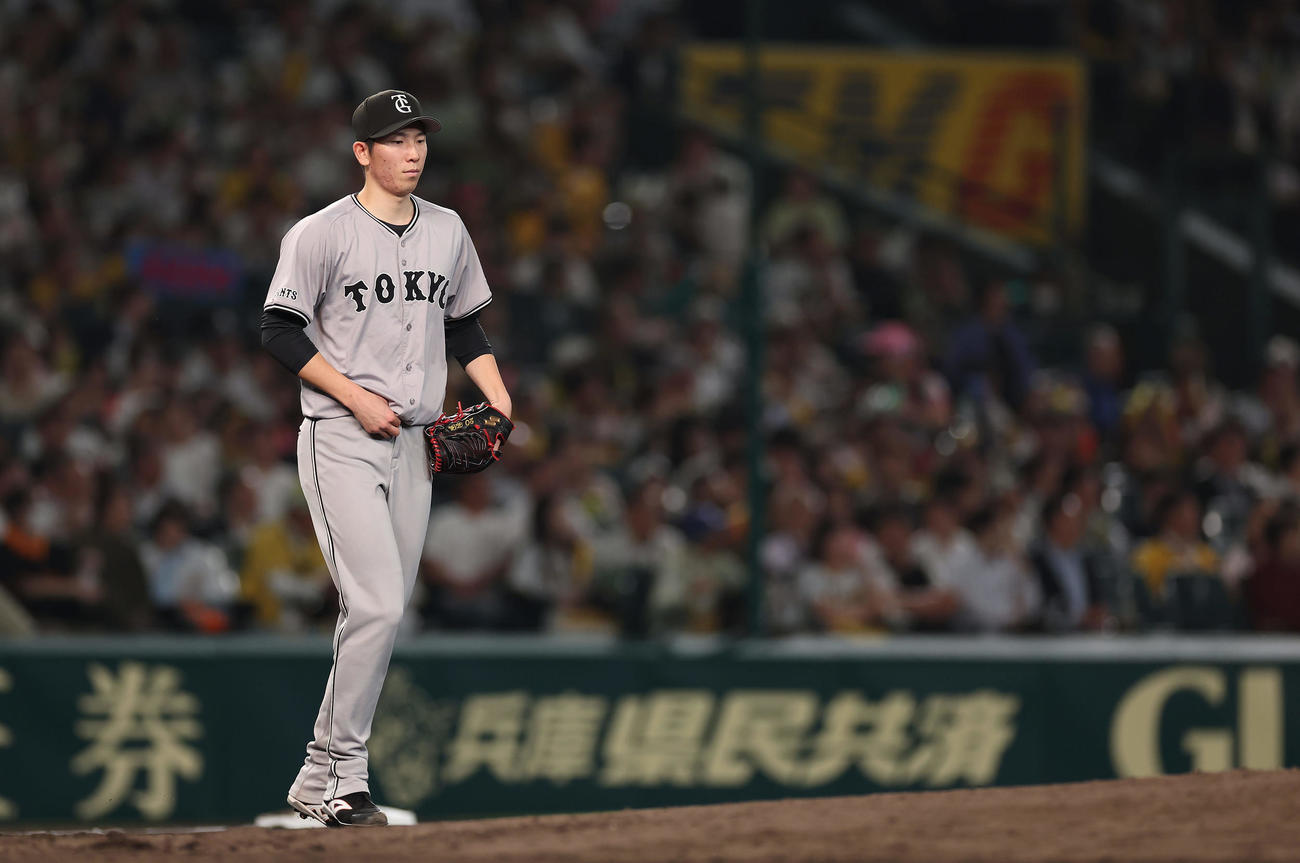 阪神対巨人　9回裏のマウンドへ向かう巨人戸郷（撮影・前田充）