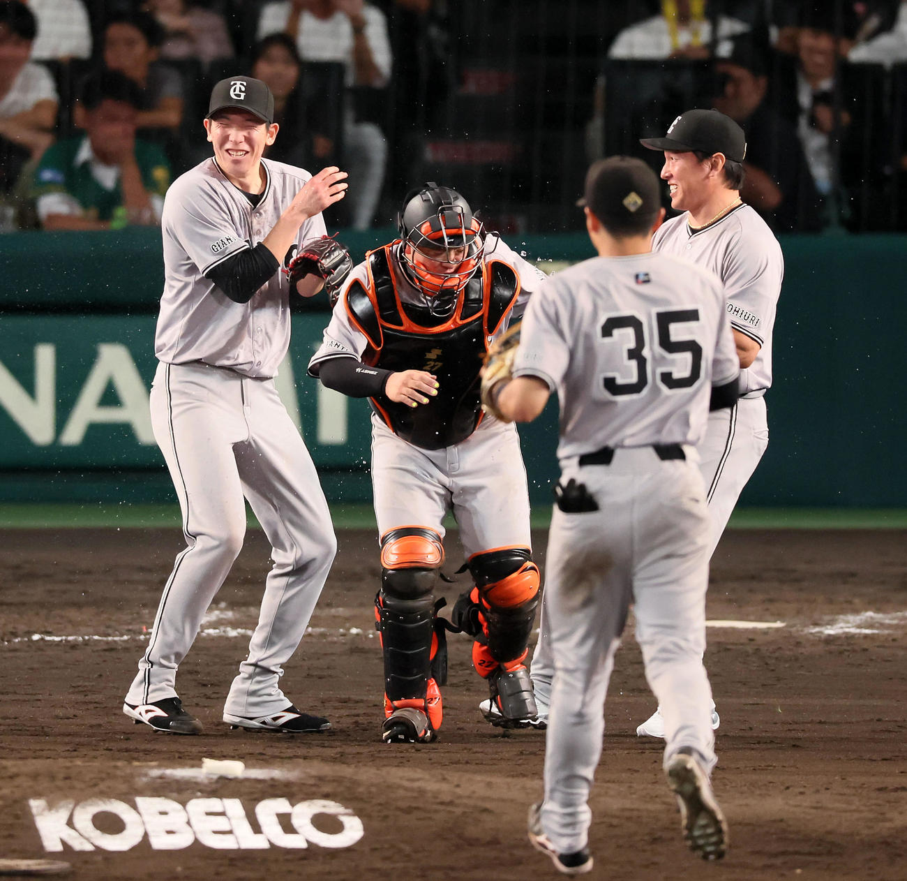 阪神対巨人　9回裏阪神2死二塁、戸郷は中野を三振に仕留めノーヒットノーランを達成しナインからウオーターシャワーを掛けられる（撮影・加藤哉）